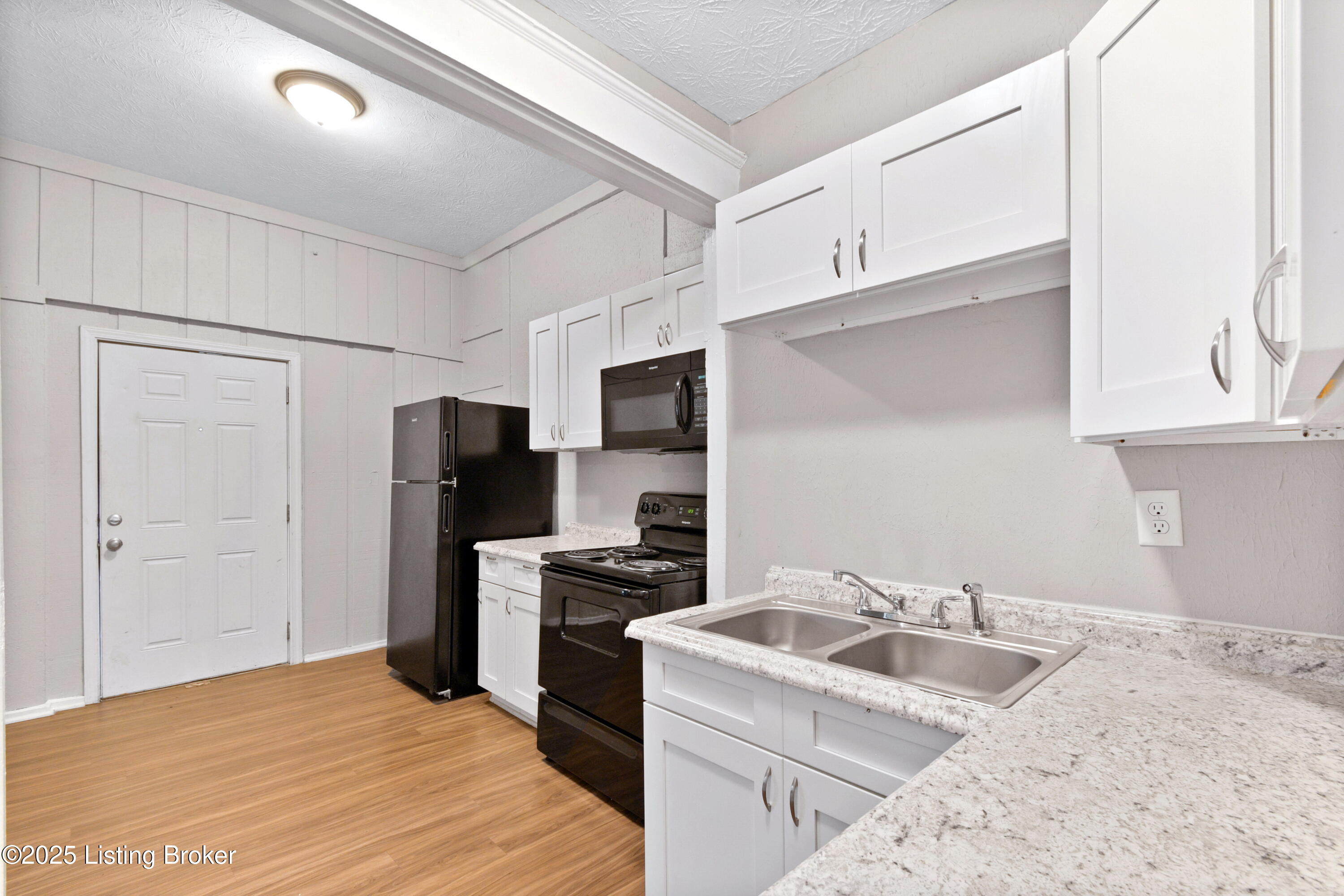 628 E Oak St Property Photo 6