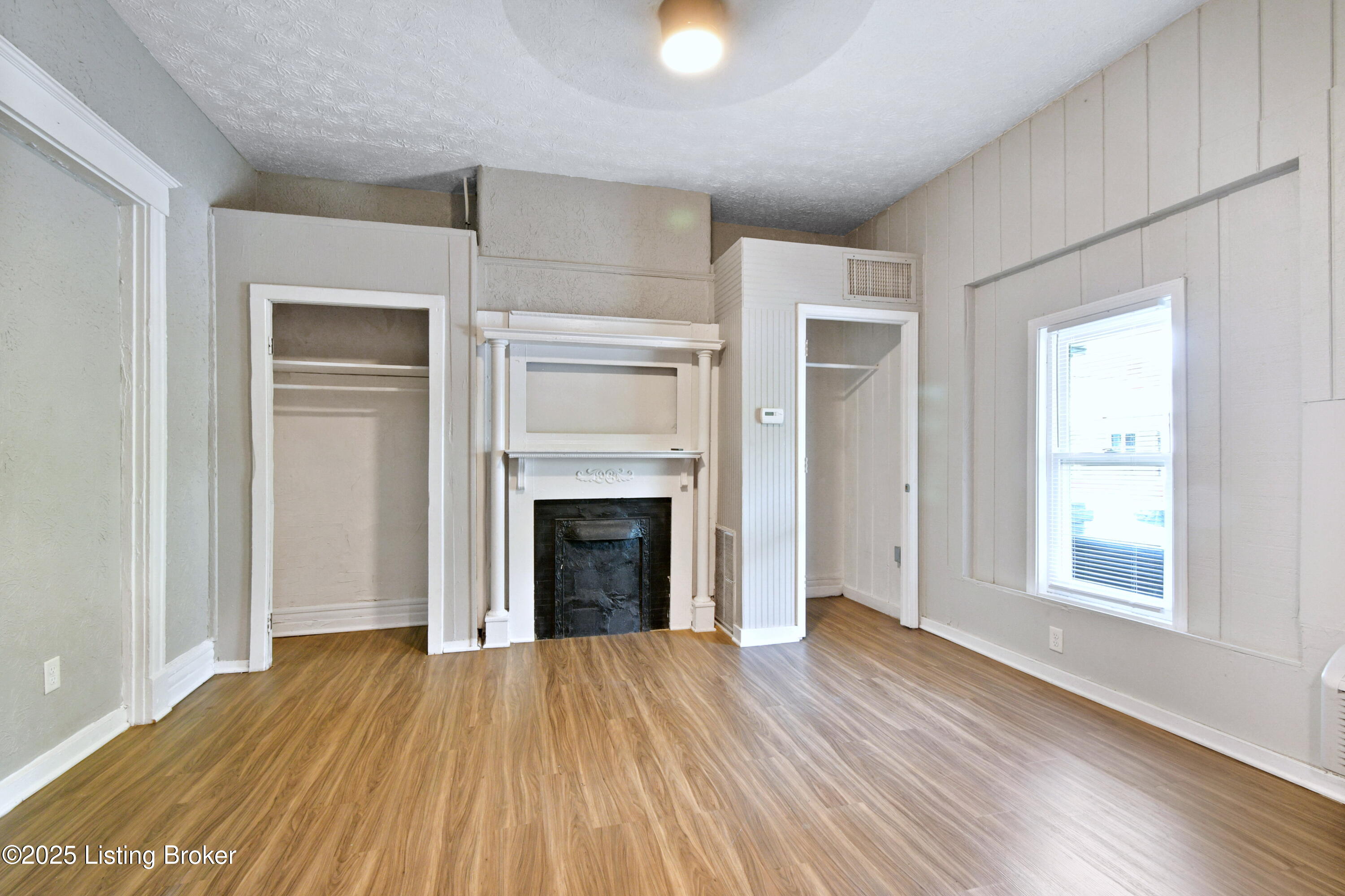 628 E Oak St Property Photo 8