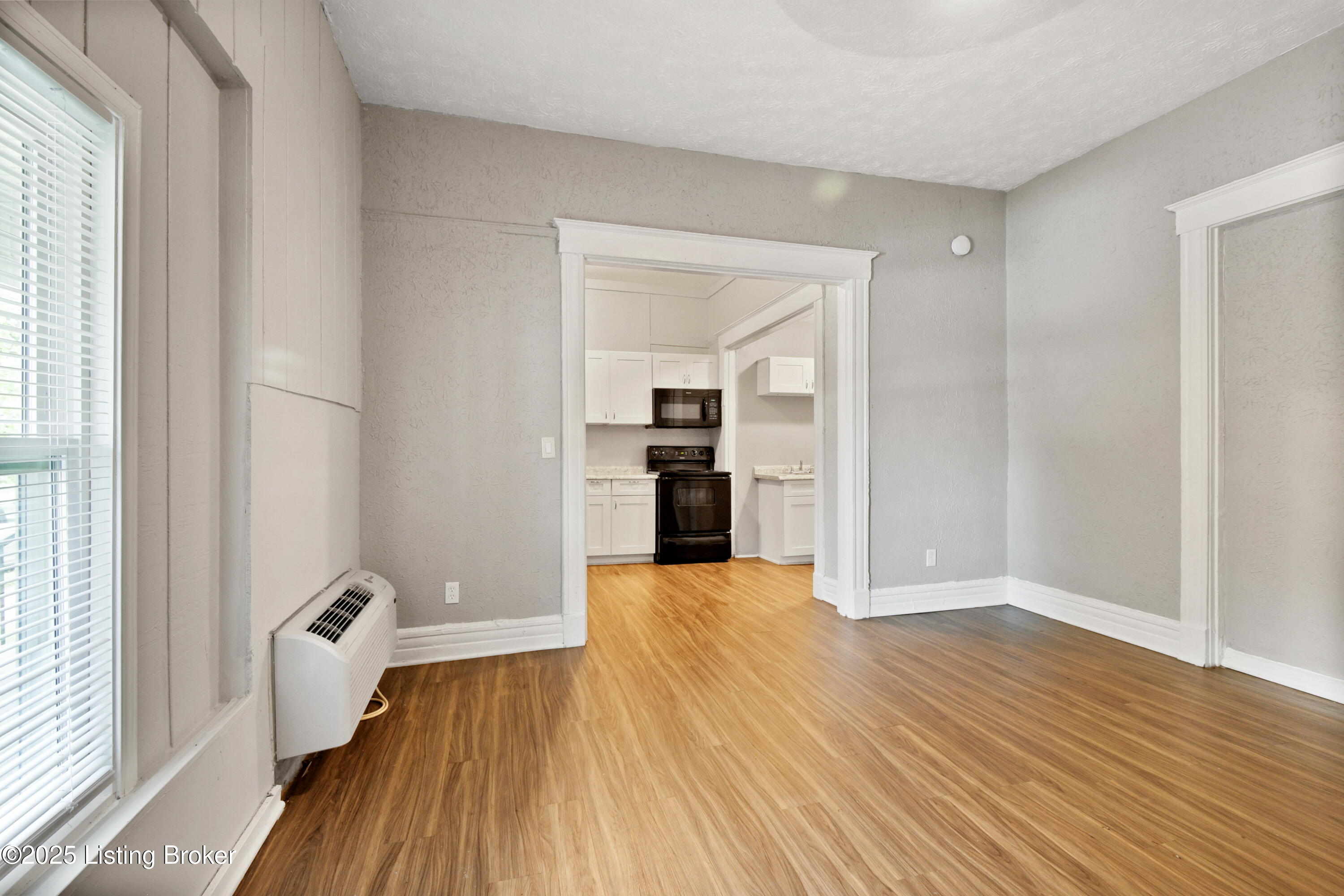 628 E Oak St Property Photo 9