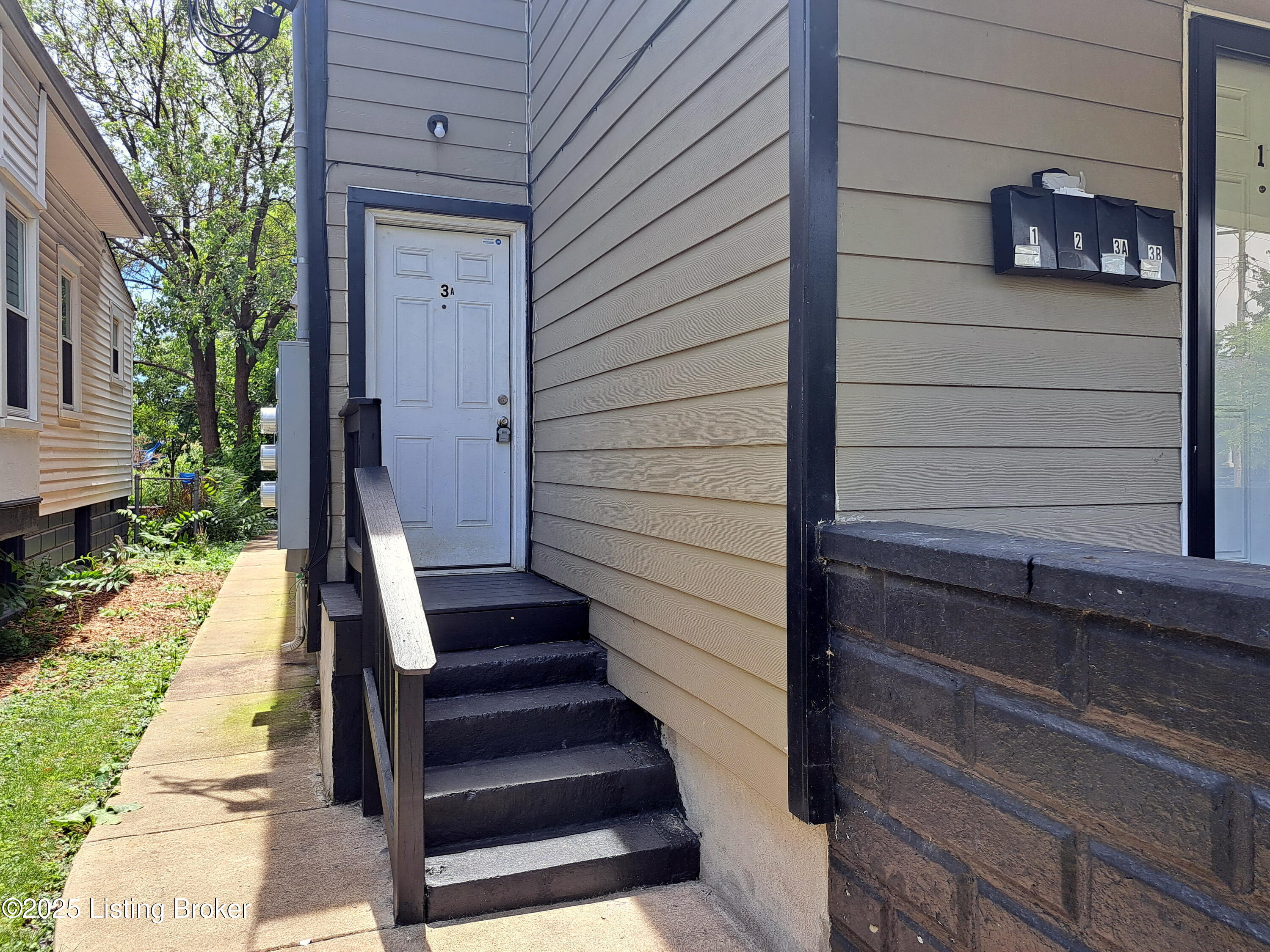 628 E Oak St Property Photo 10