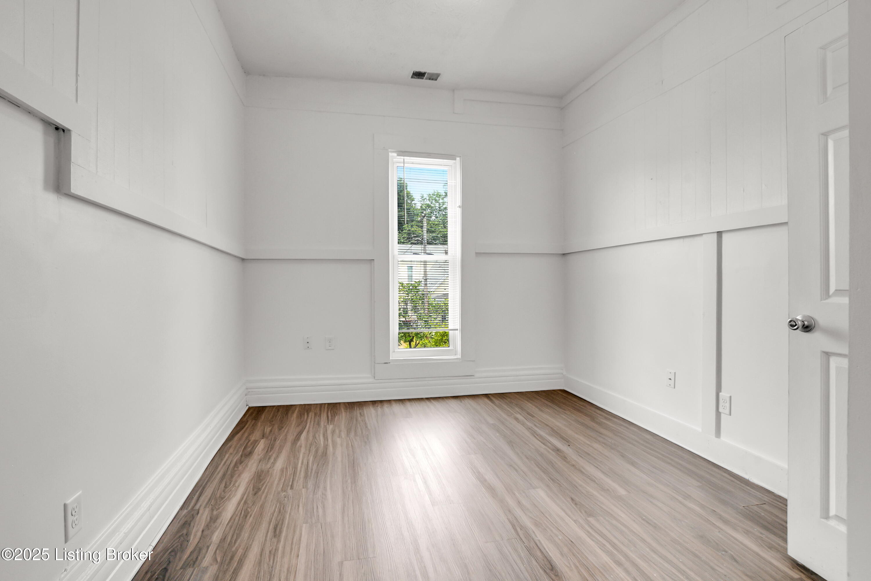 628 E Oak St Property Photo 12