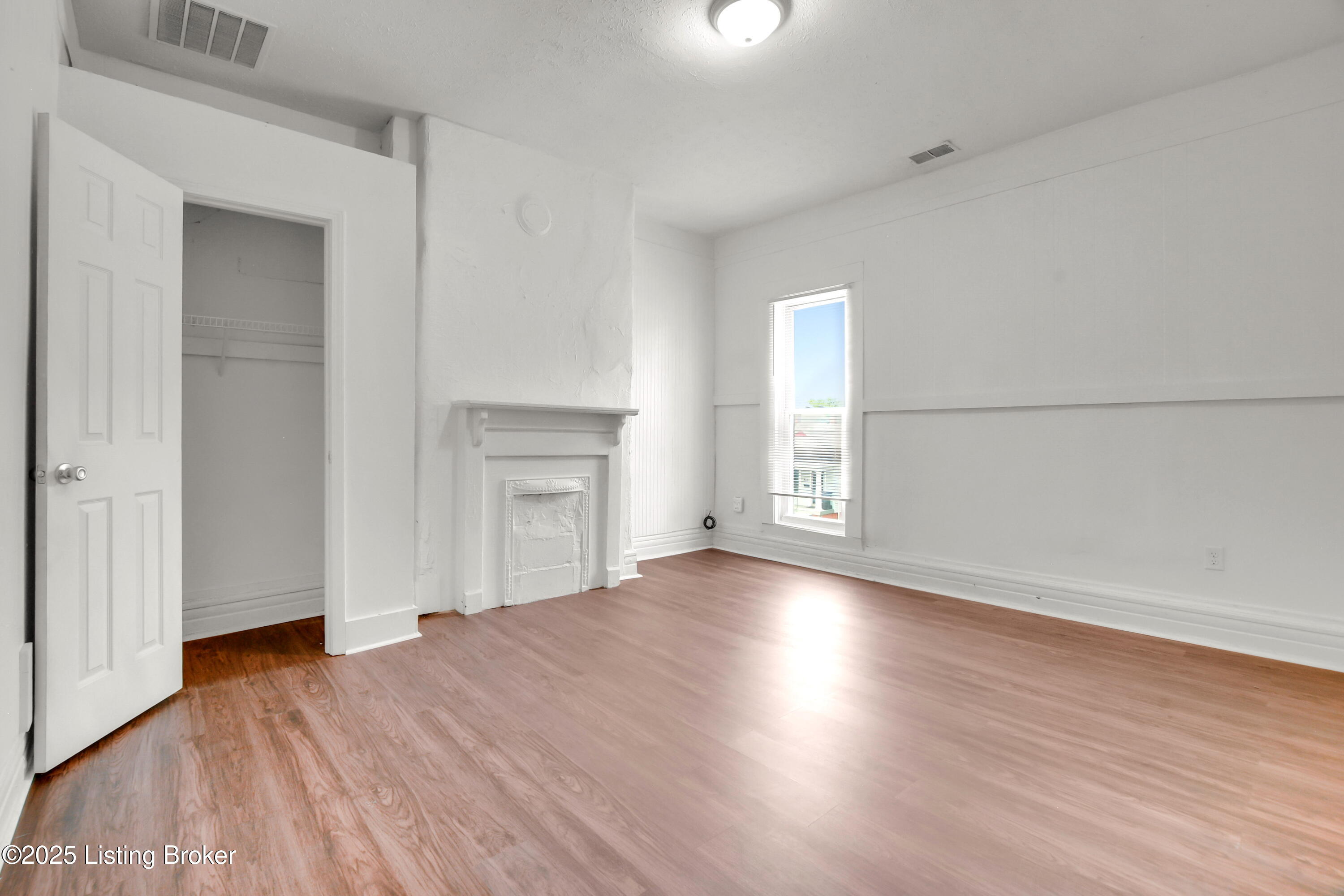 628 E Oak St Property Photo 16