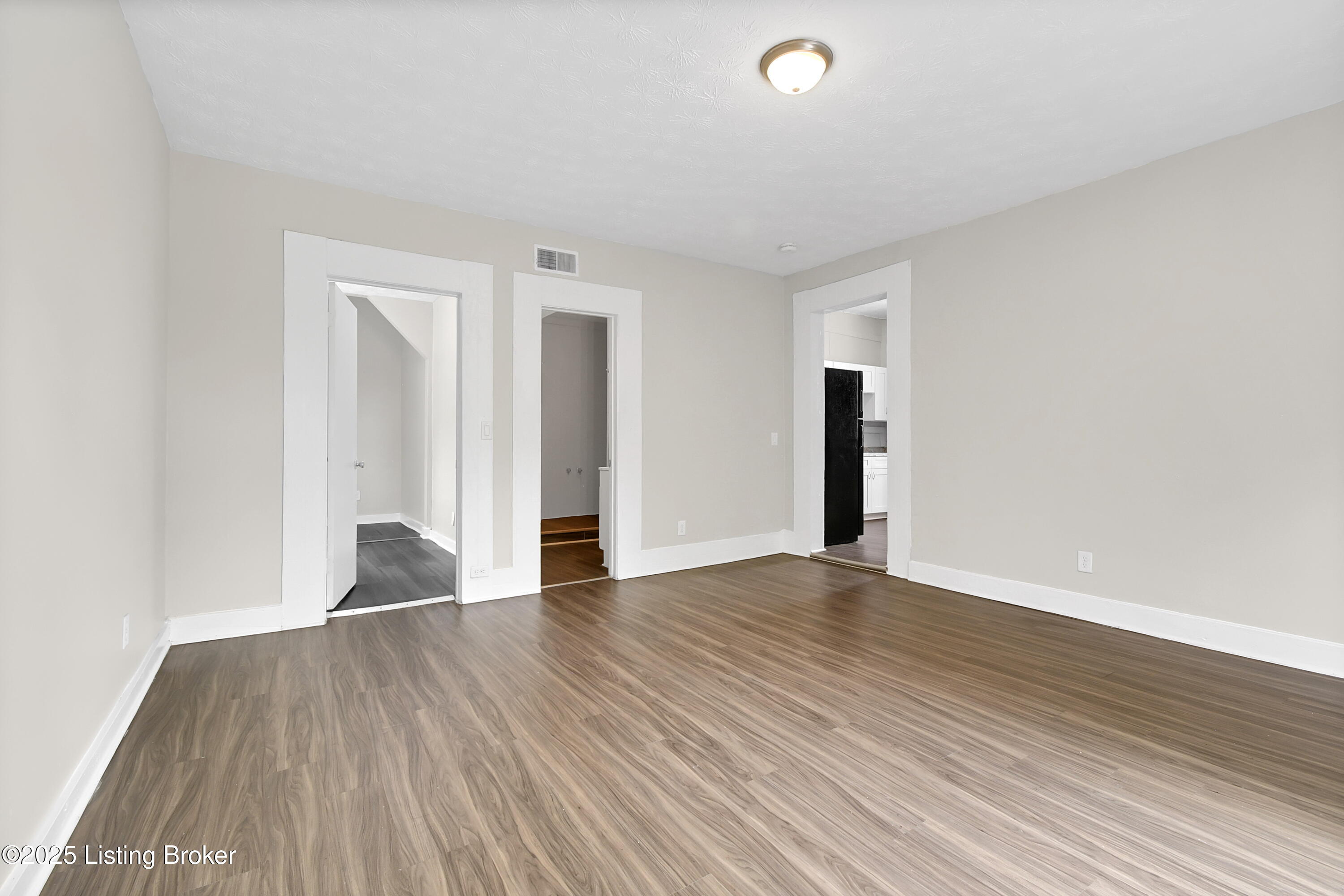 628 E Oak St Property Photo 22