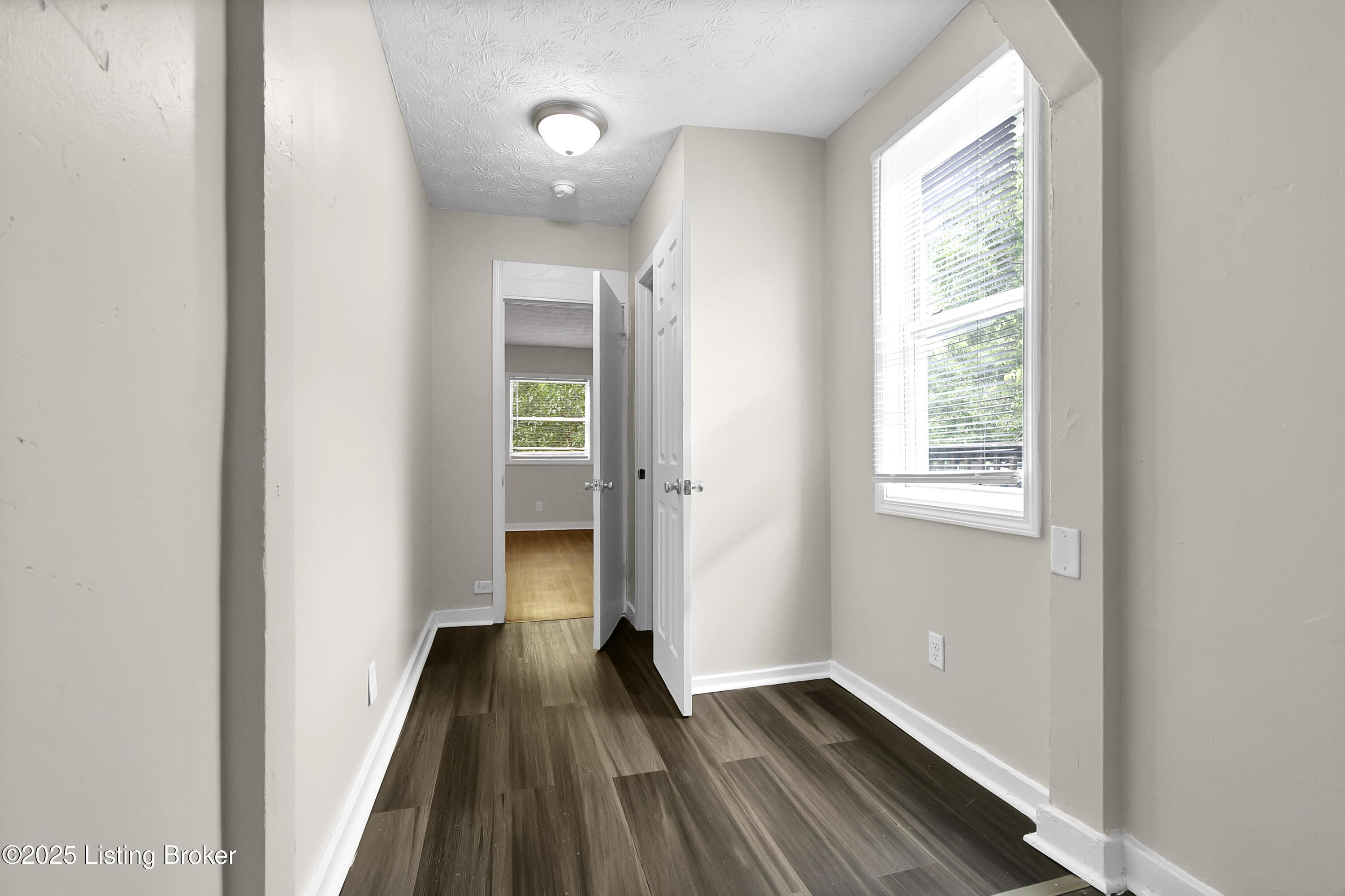 628 E Oak St Property Photo 24
