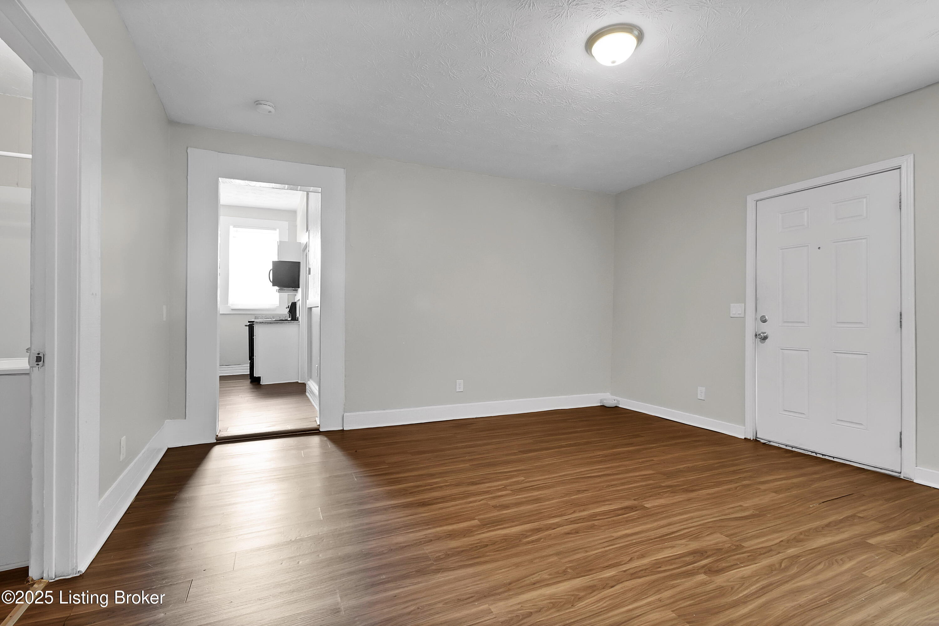 628 E Oak St Property Photo 25