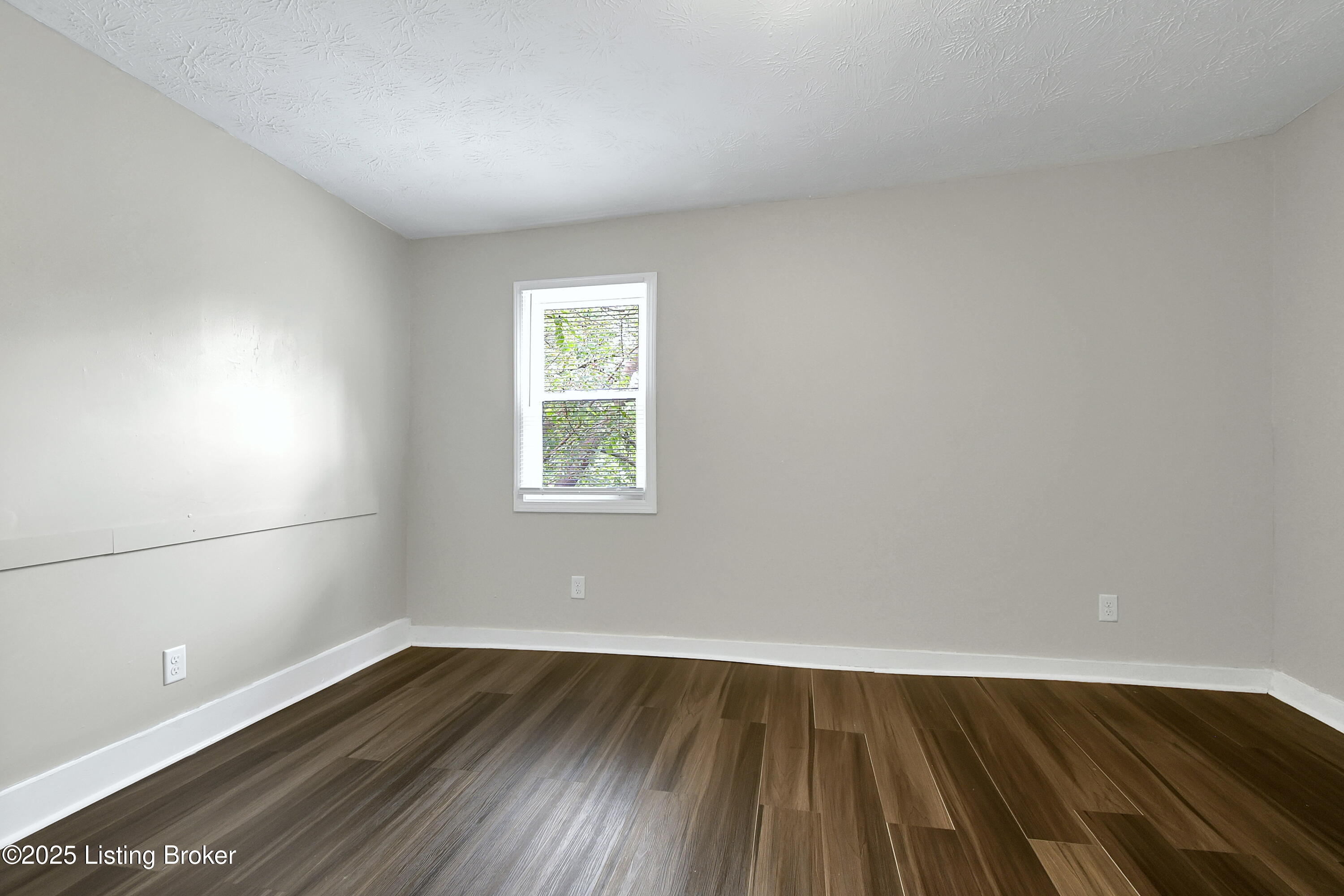 628 E Oak St Property Photo 30