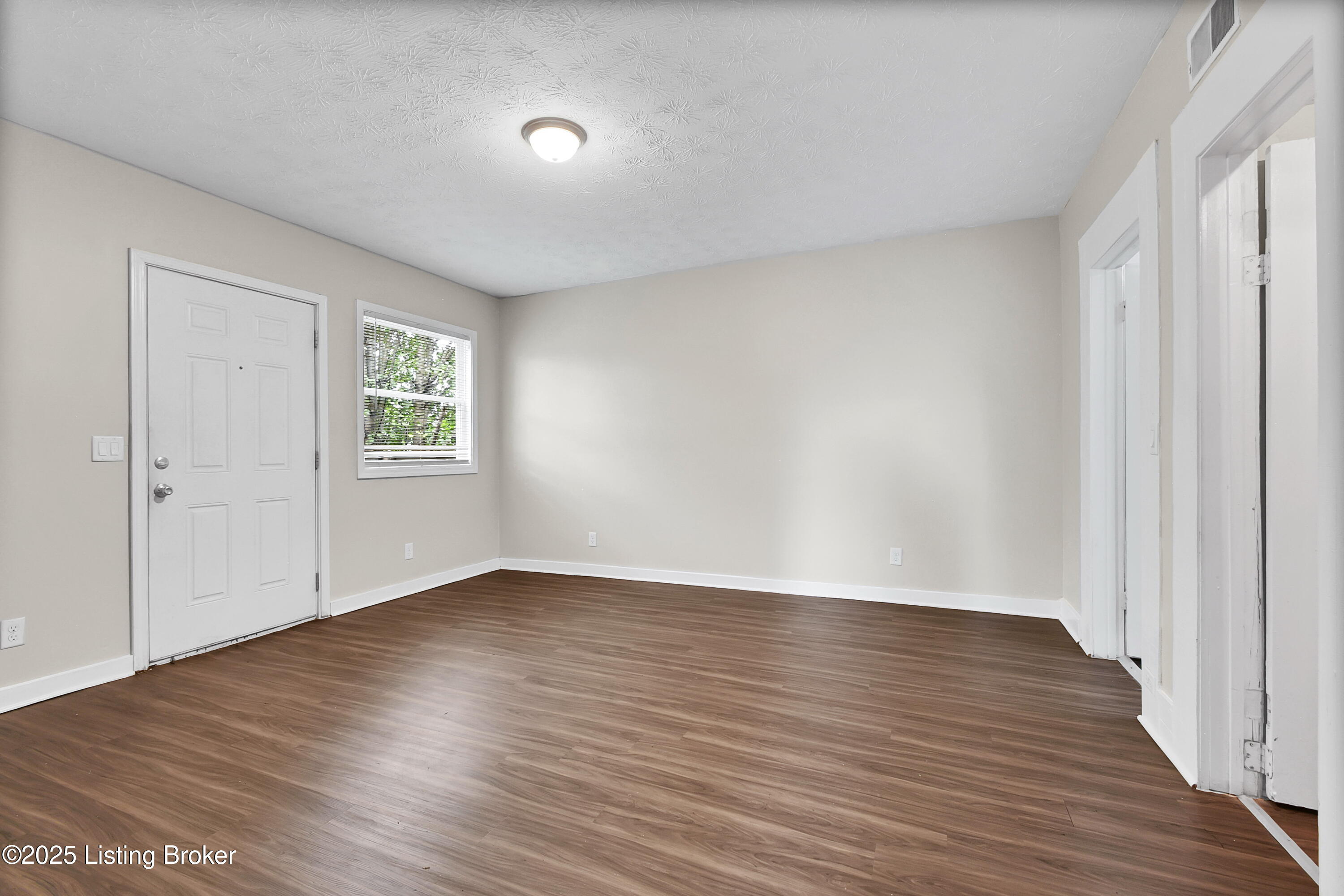 628 E Oak St Property Photo 33