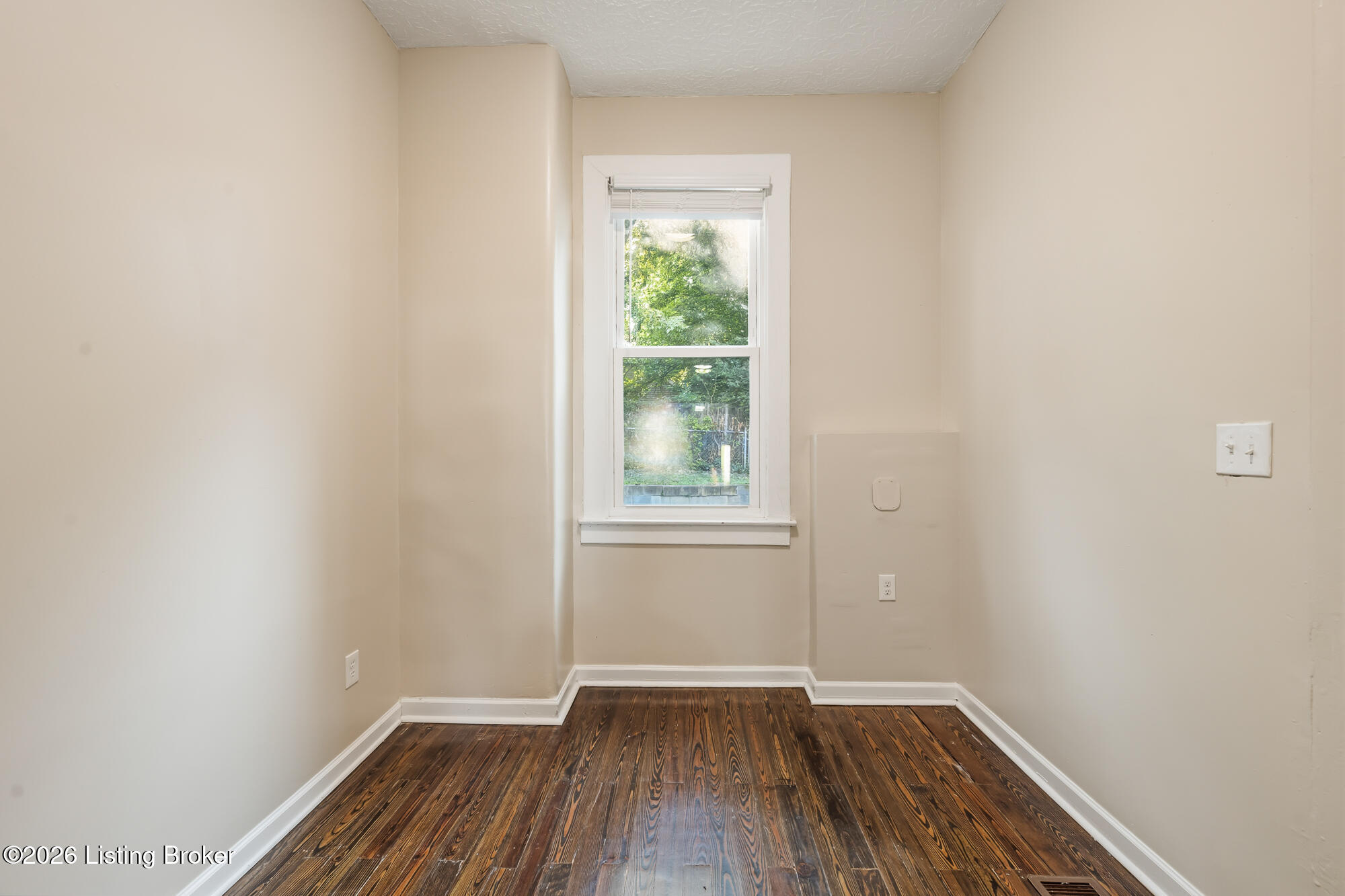 813 1/2 Swan St Property Photo 11