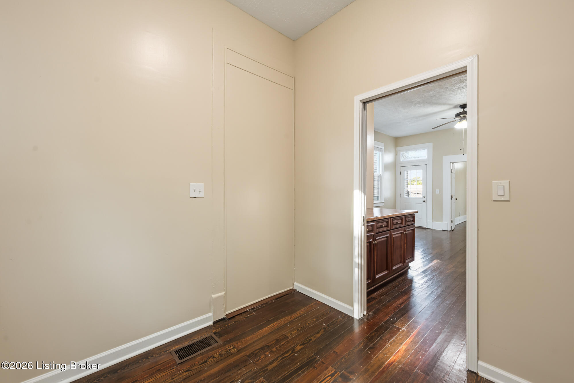 813 1/2 Swan St Property Photo 14