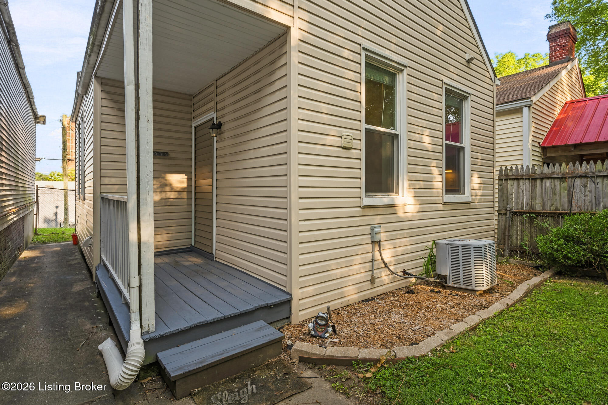 813 1/2 Swan St Property Photo 21