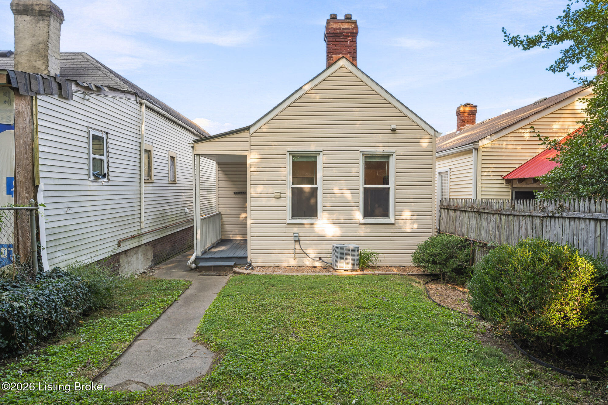 813 1/2 Swan St Property Photo 23