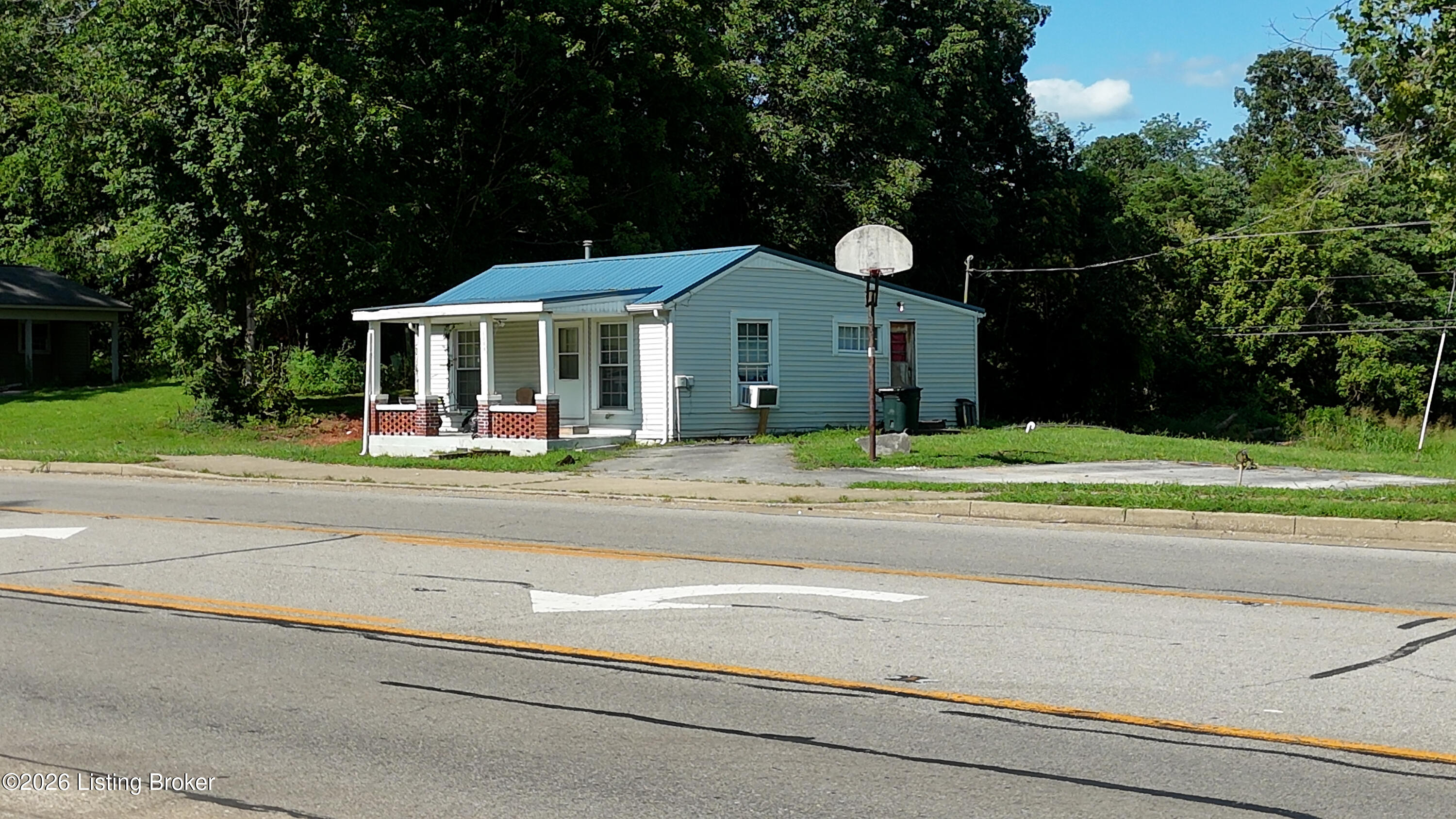 1154 Main St Property Photo 6