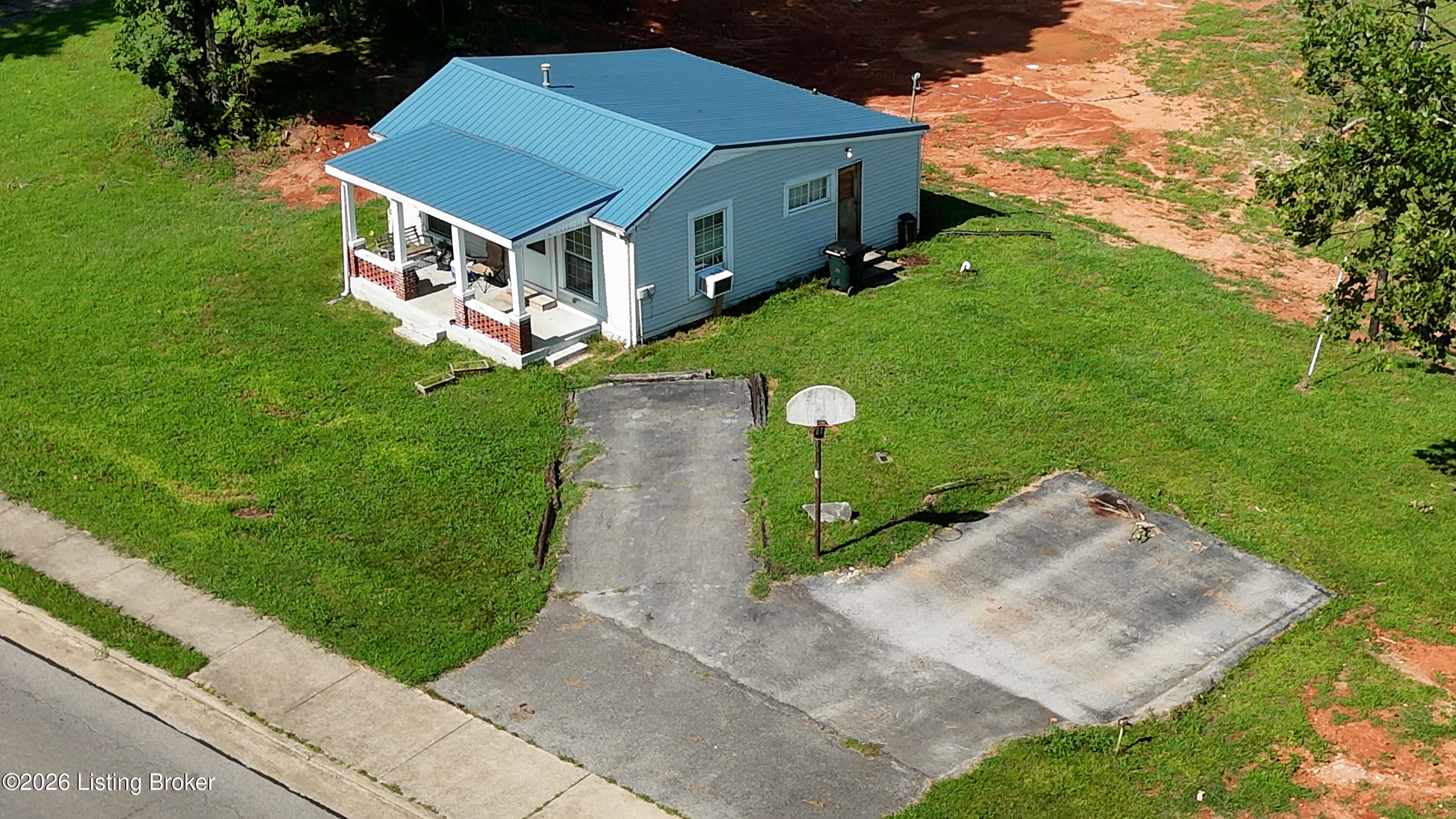 1154 Main St Property Photo 7