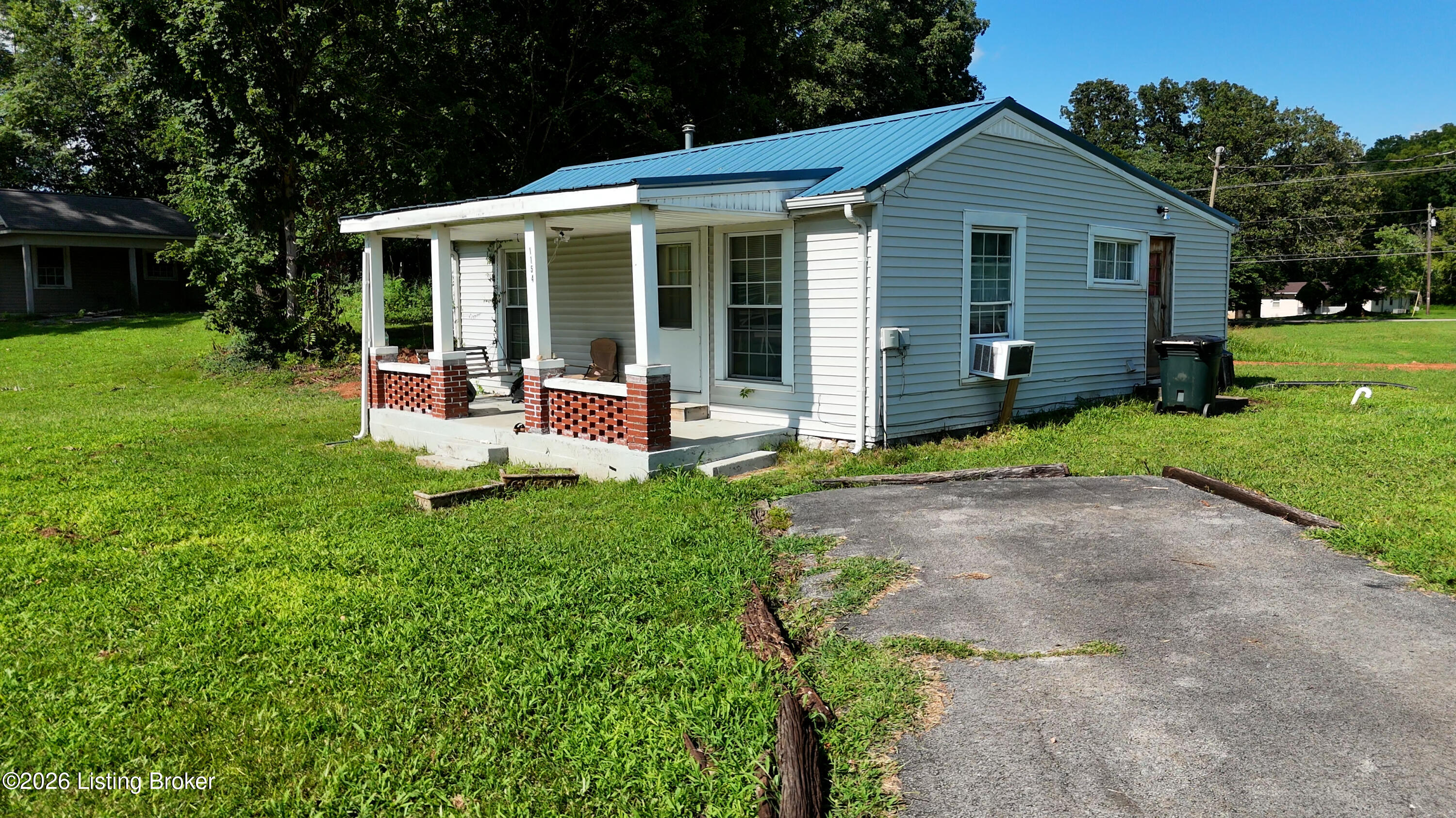 1154 Main St Property Photo 9
