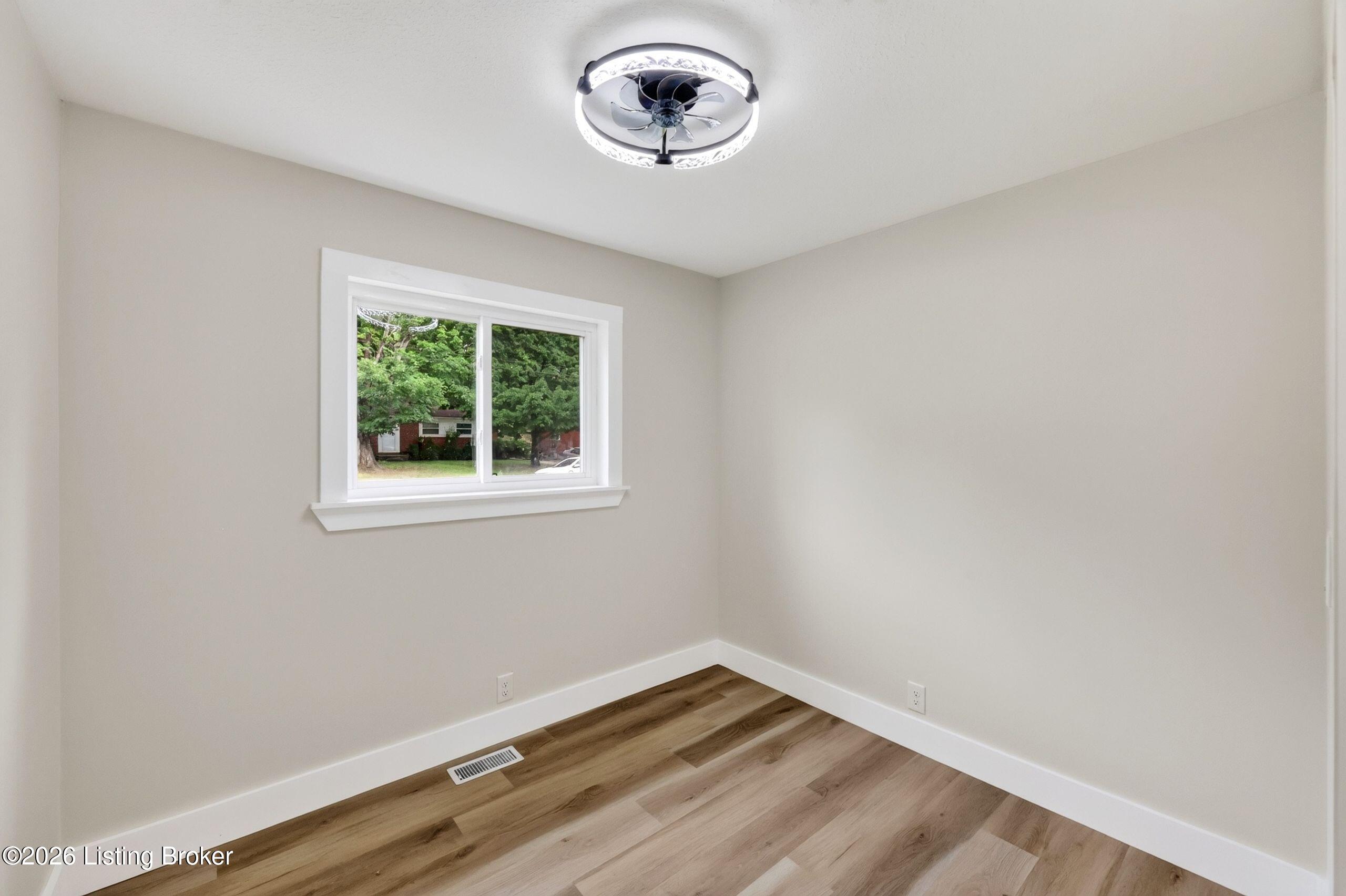 9810 East Ave Property Photo 18