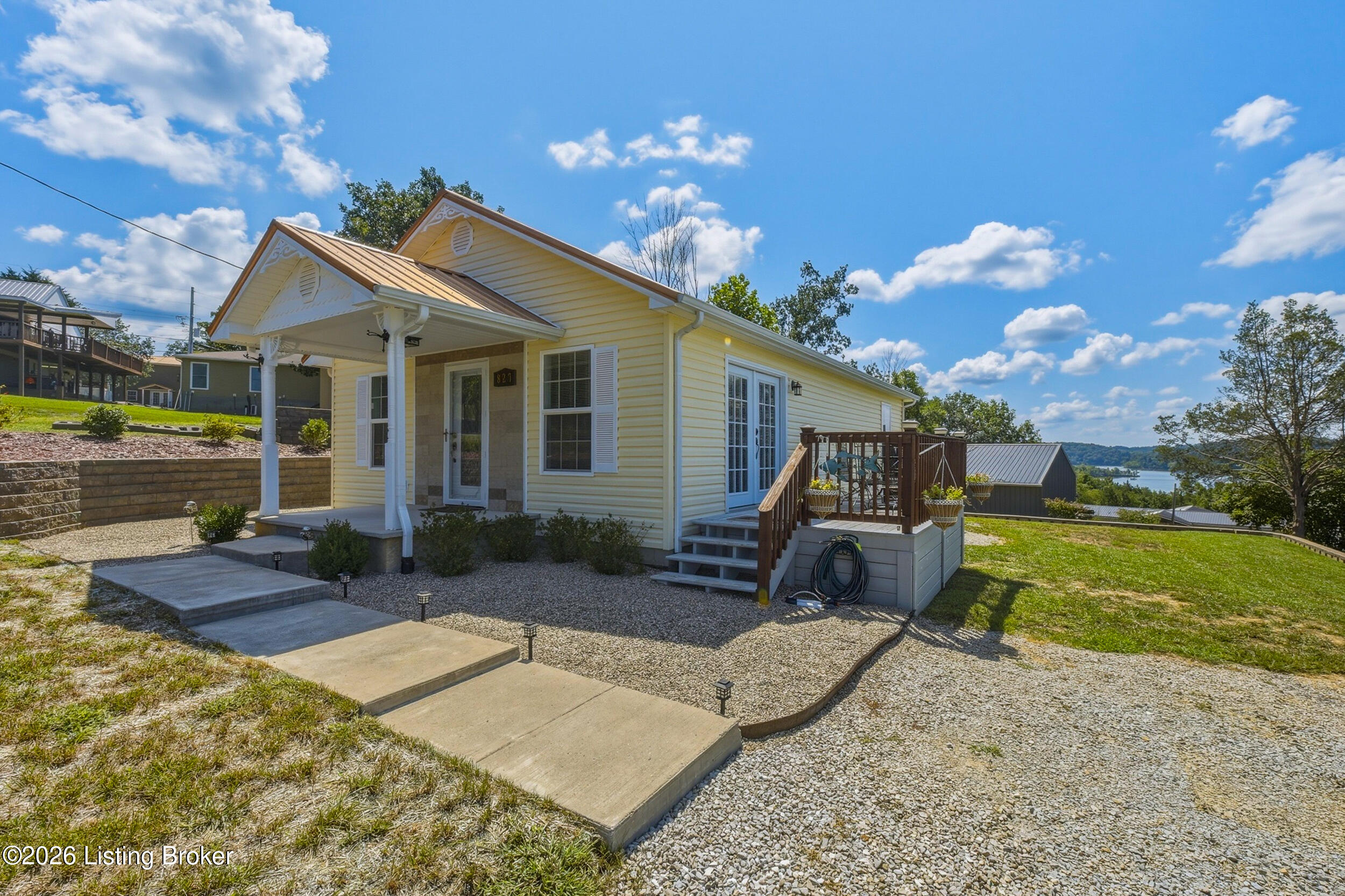 827 Lakeview Cir Property Photo 2