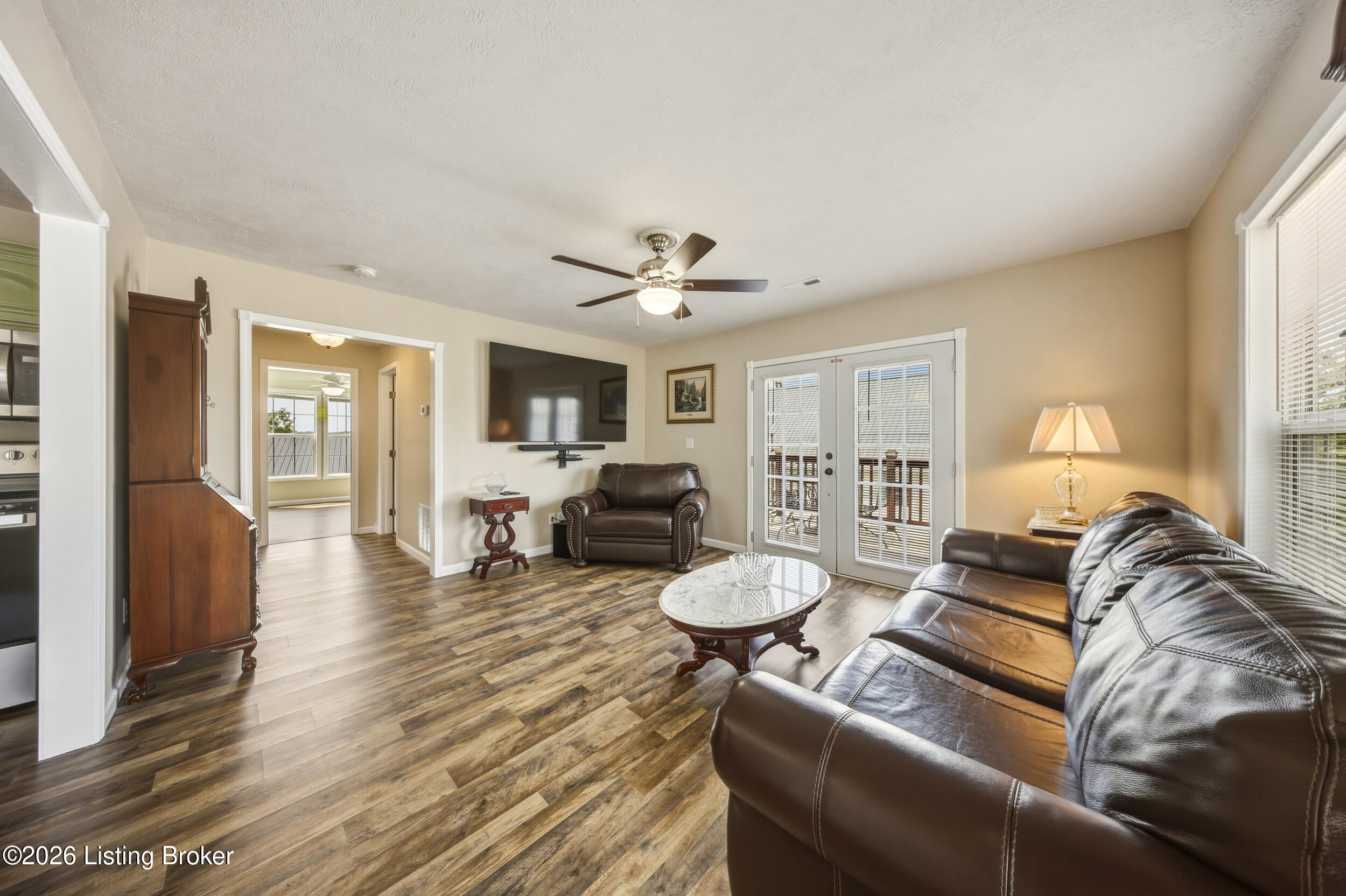 827 Lakeview Cir Property Photo 6