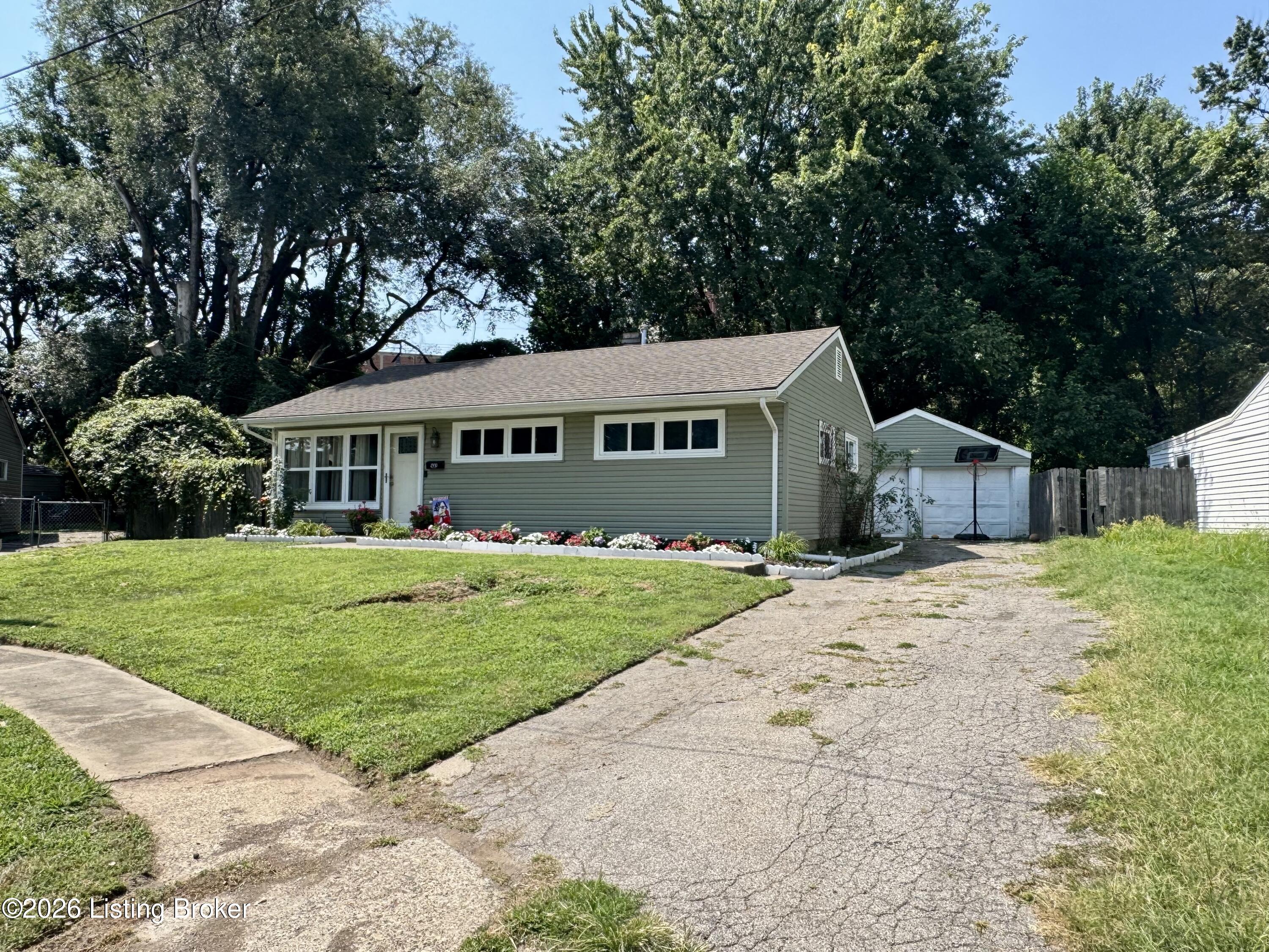 2910 Garey Ln Property Photo 2