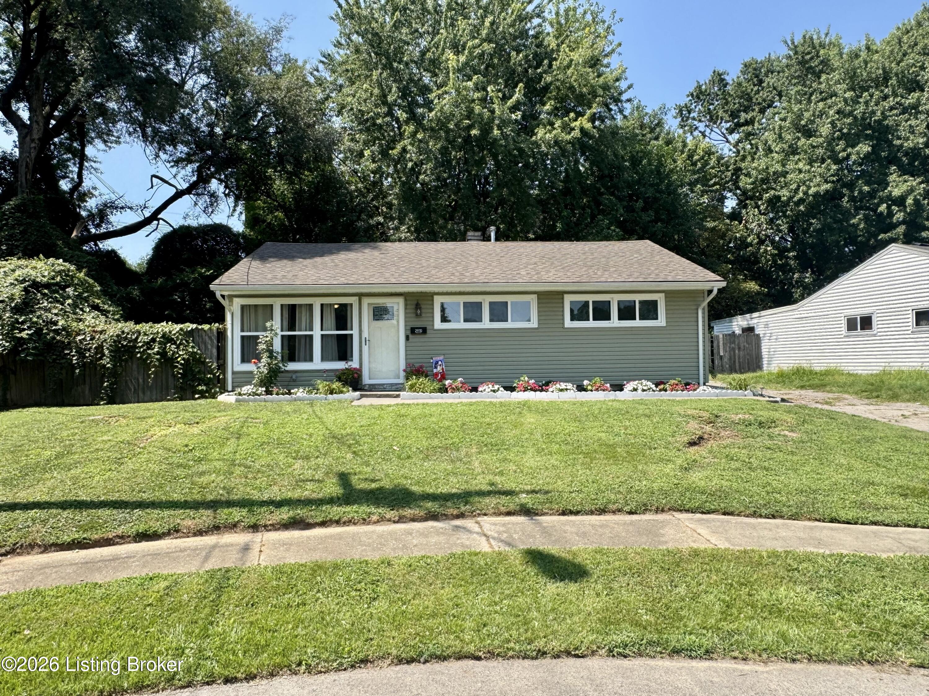 2910 Garey Ln Property Photo 3