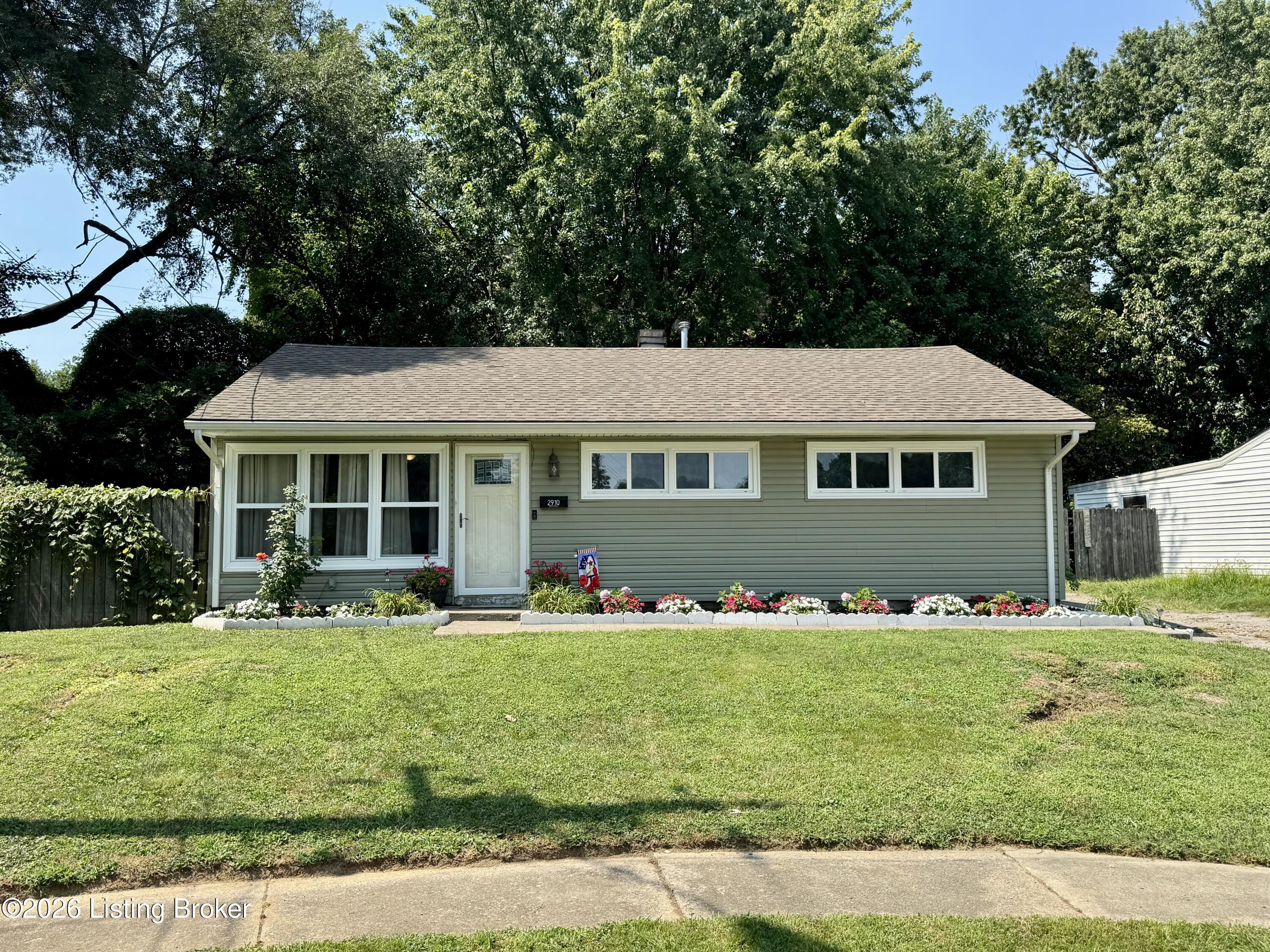 2910 Garey Ln Property Photo 4