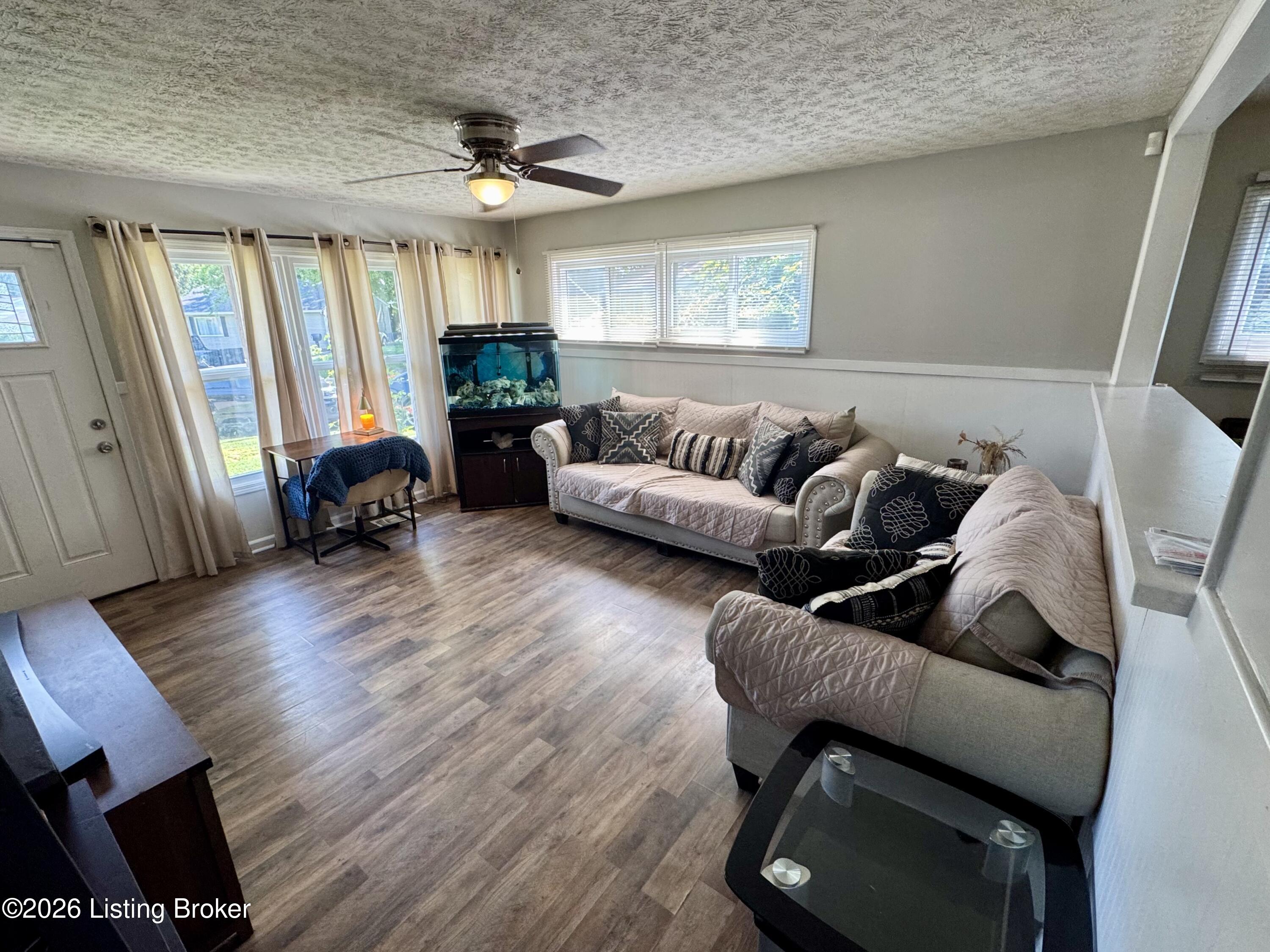 2910 Garey Ln Property Photo 5