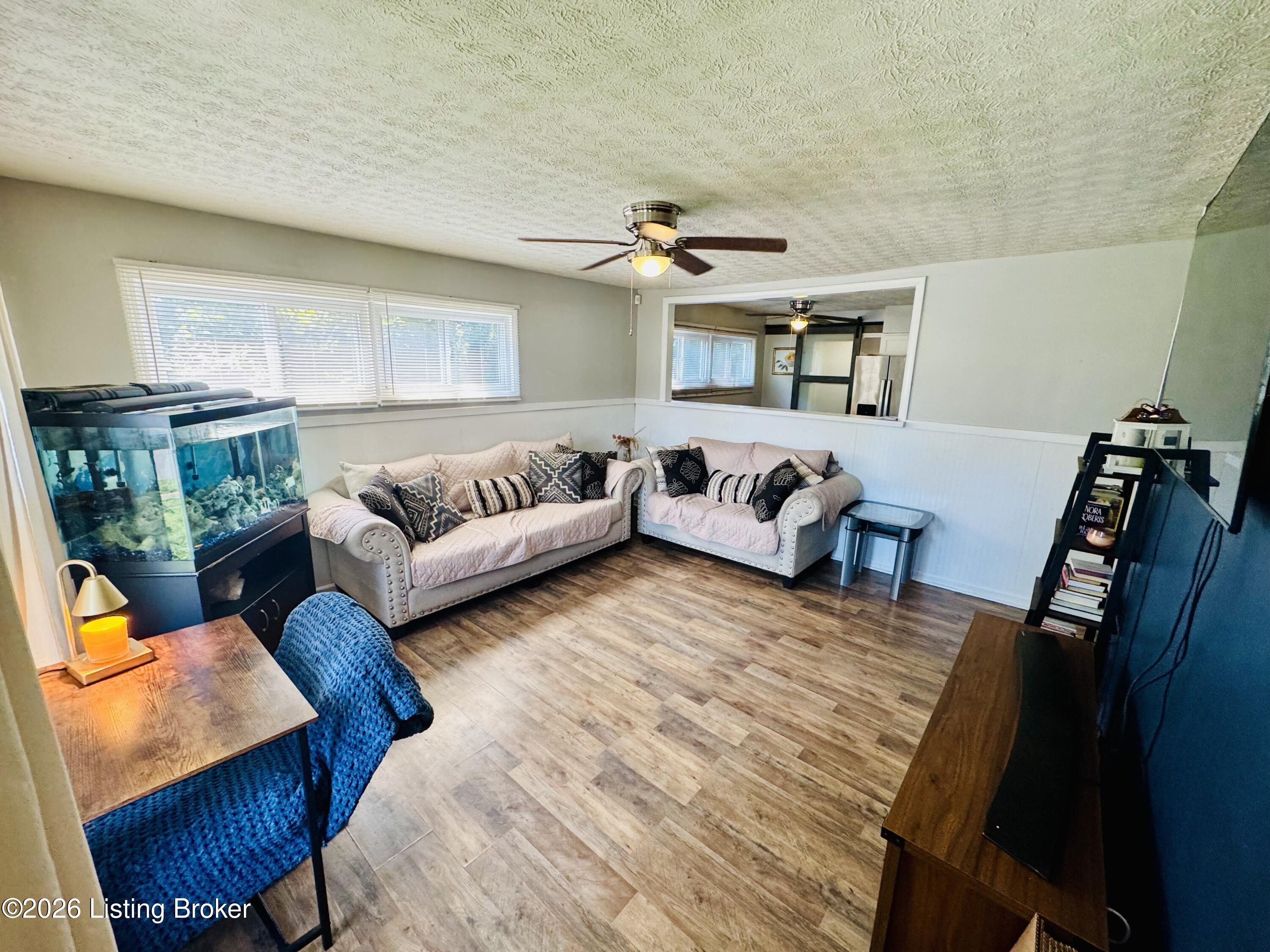 2910 Garey Ln Property Photo 6
