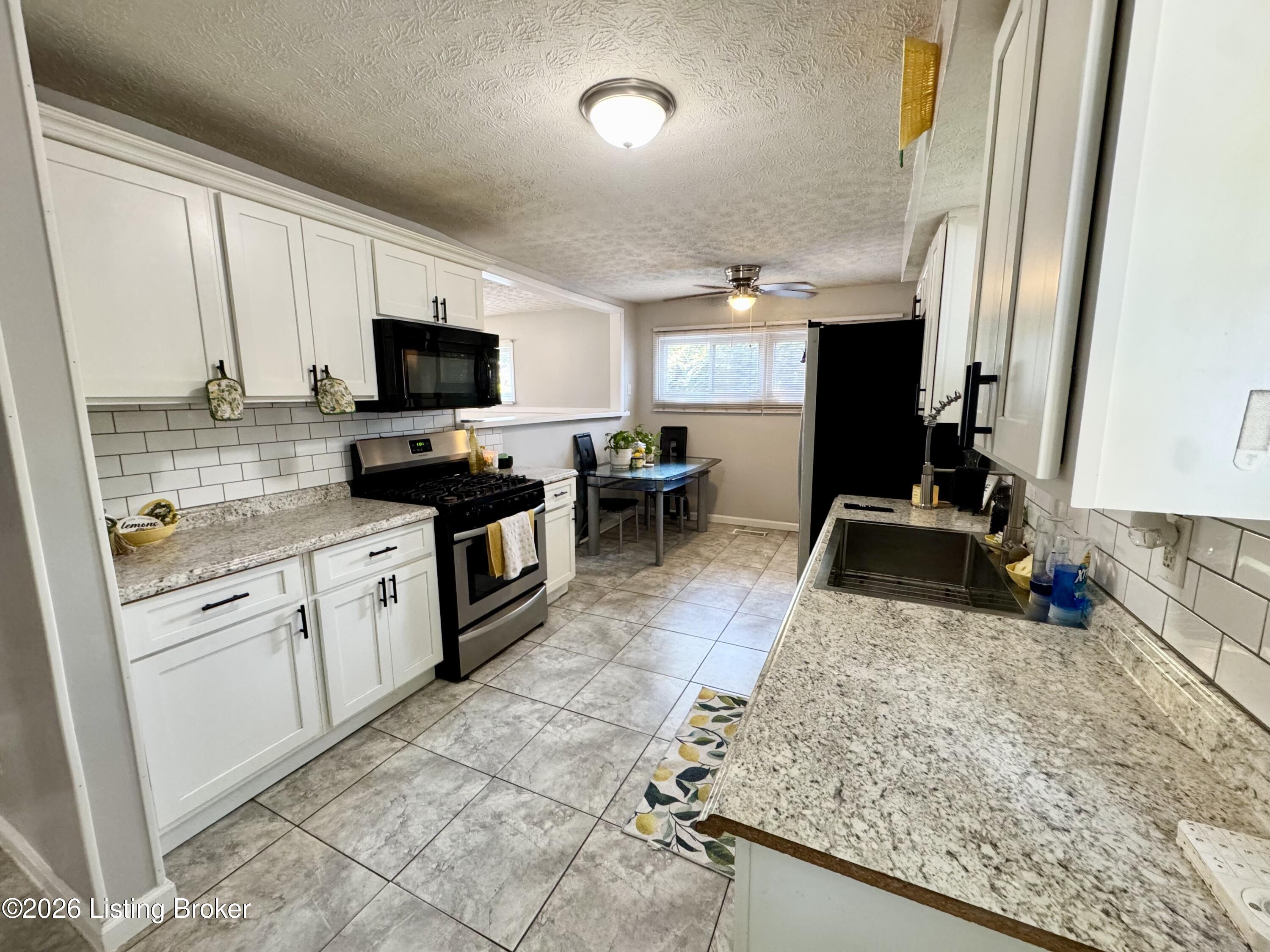 2910 Garey Ln Property Photo 7