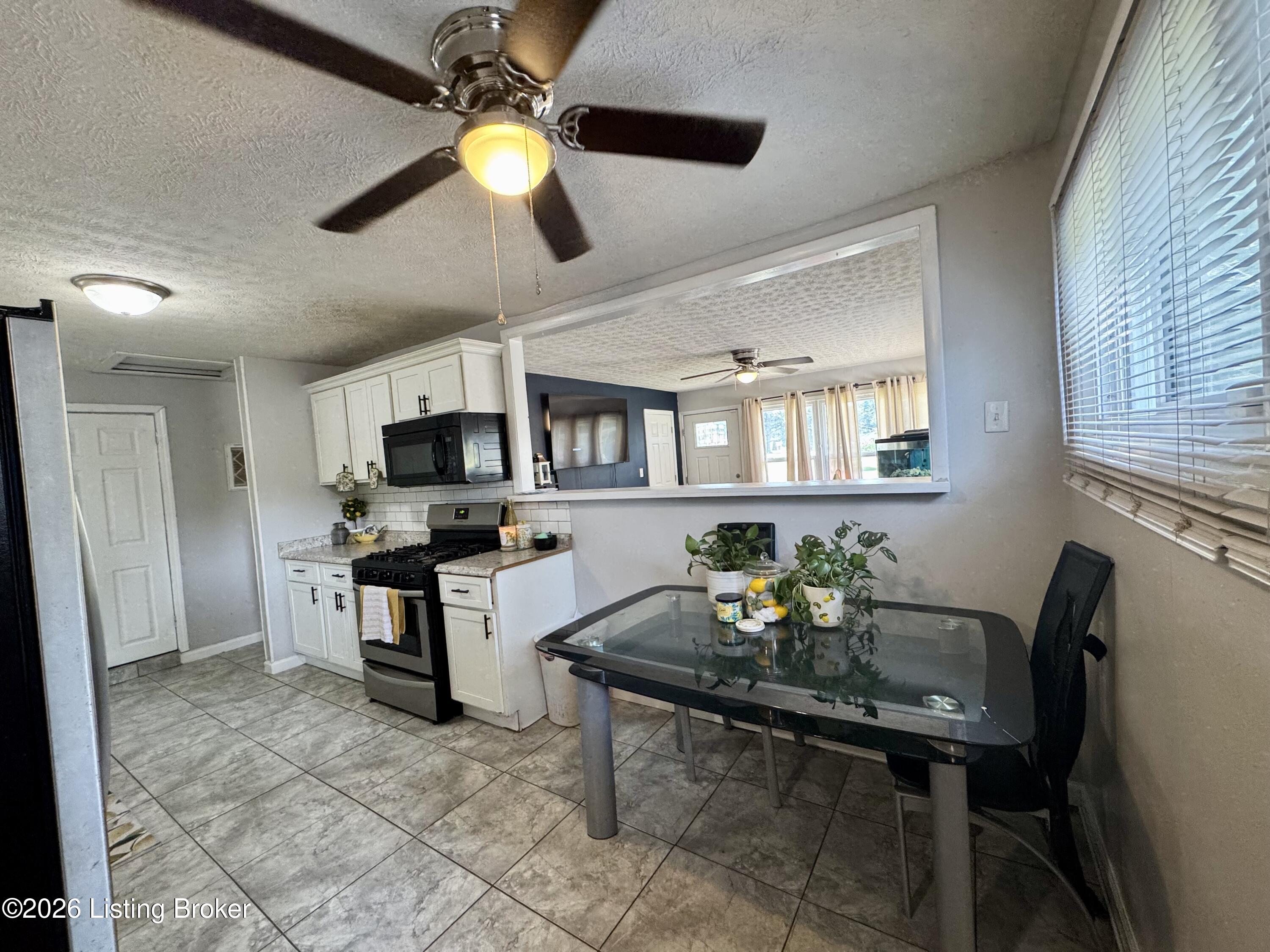 2910 Garey Ln Property Photo 8