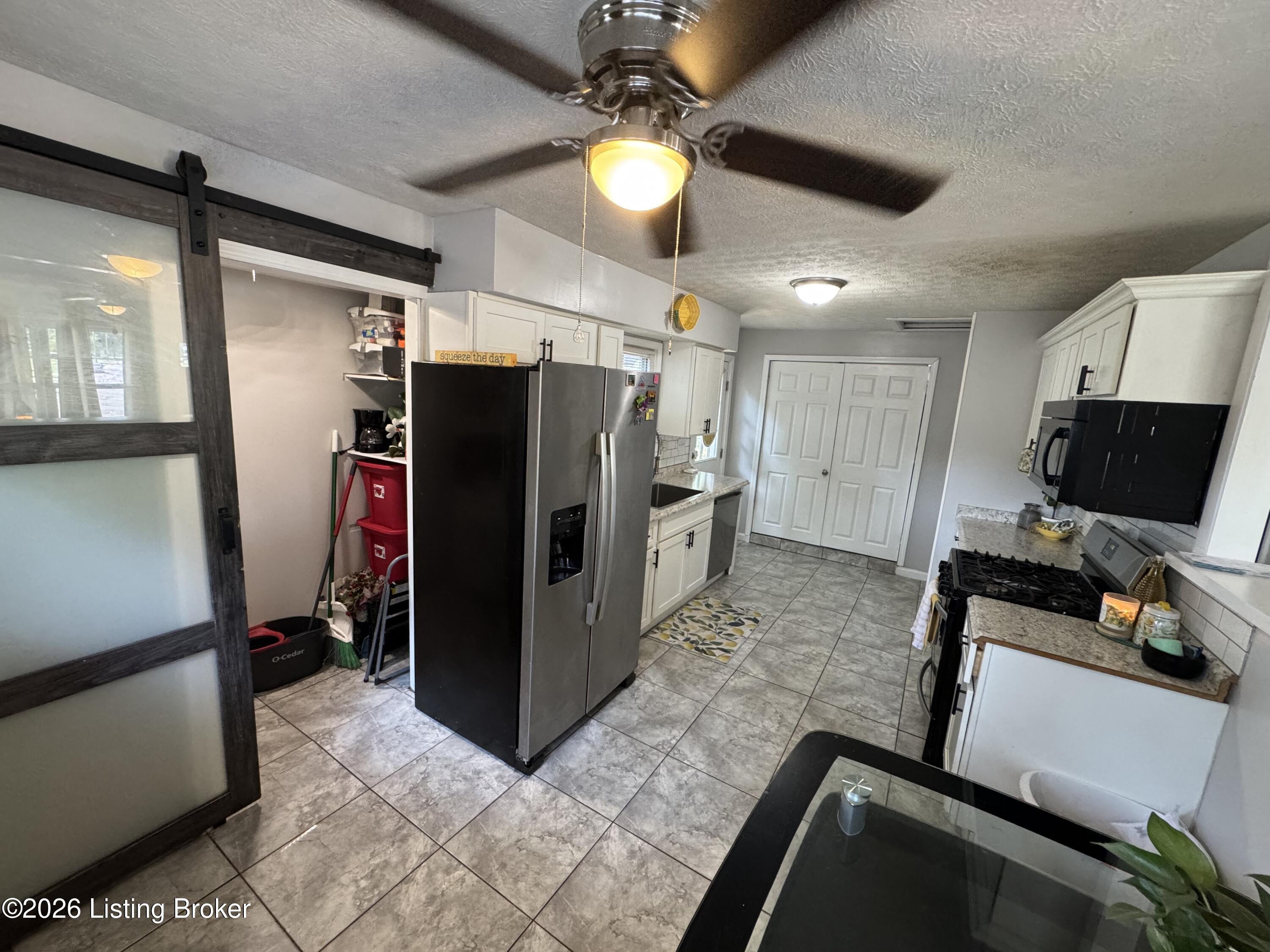 2910 Garey Ln Property Photo 9