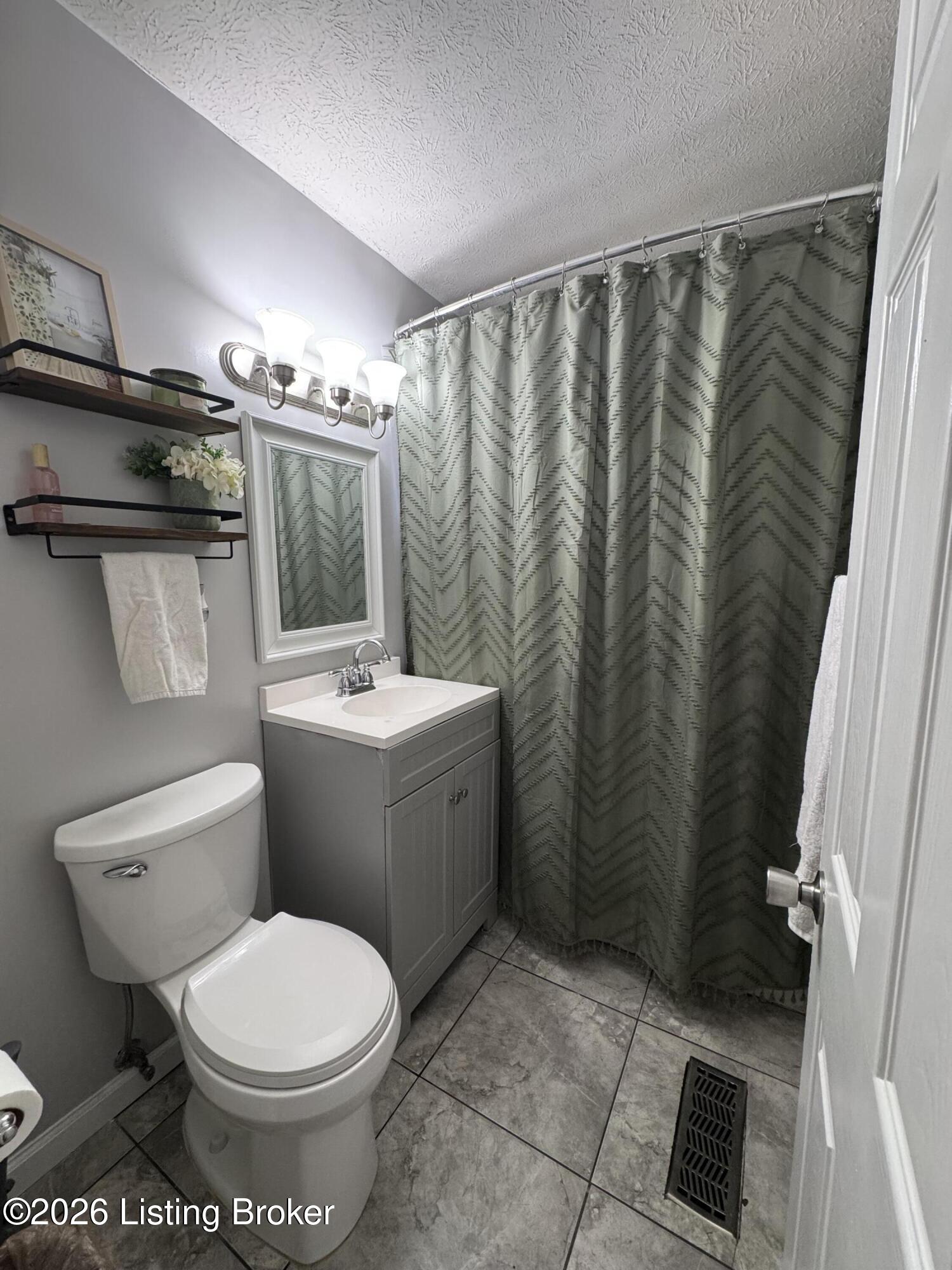 2910 Garey Ln Property Photo 16