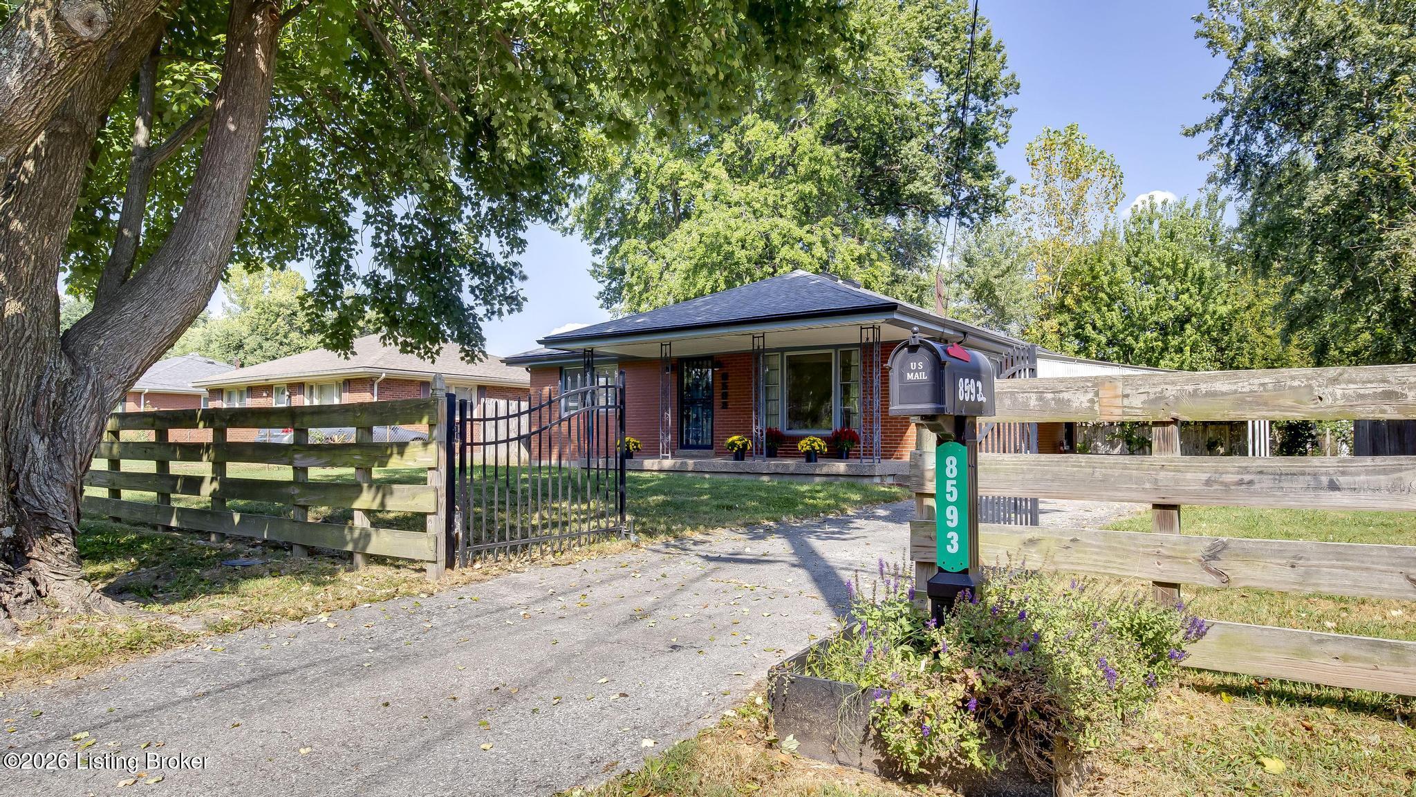 8593 Vicki Ln Property Photo 2