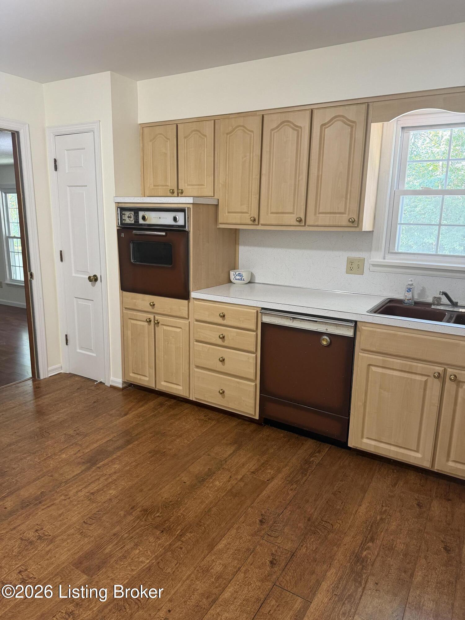 590 Lakeshore Pkwy Property Photo 15