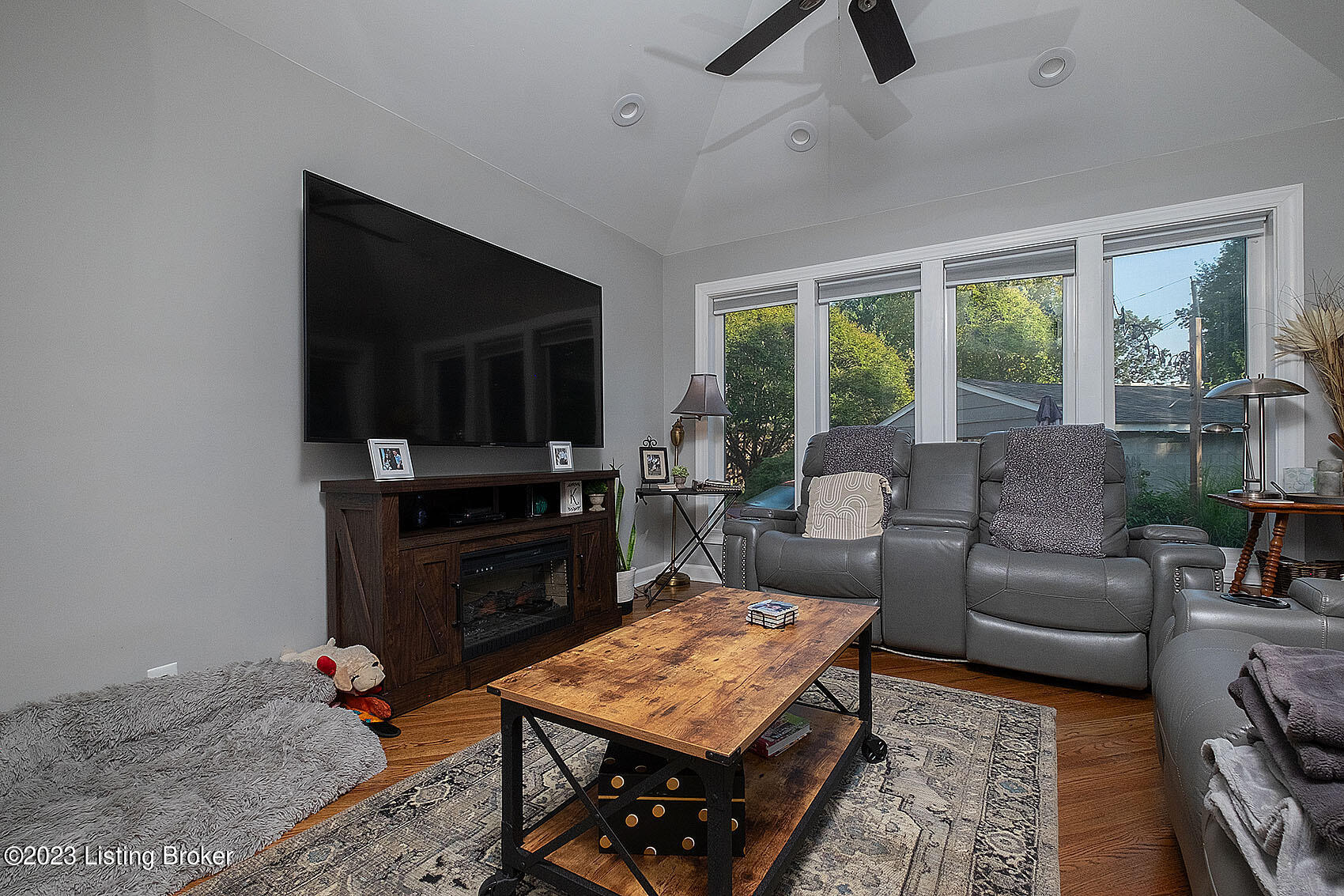 211 S Sherrin Ave Property Photo 18