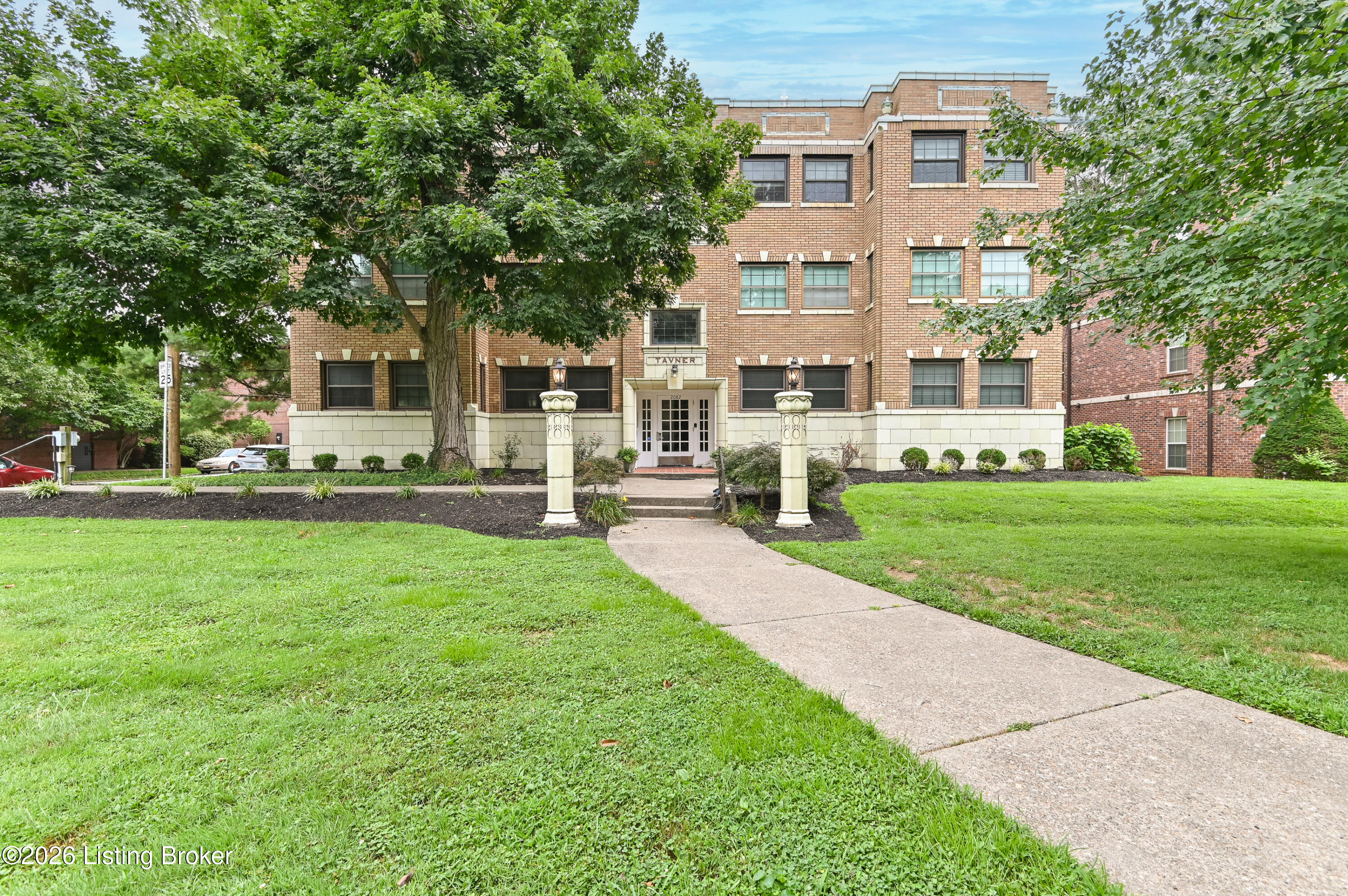 2082 Douglass Blvd Apt 18 Property Photo 1