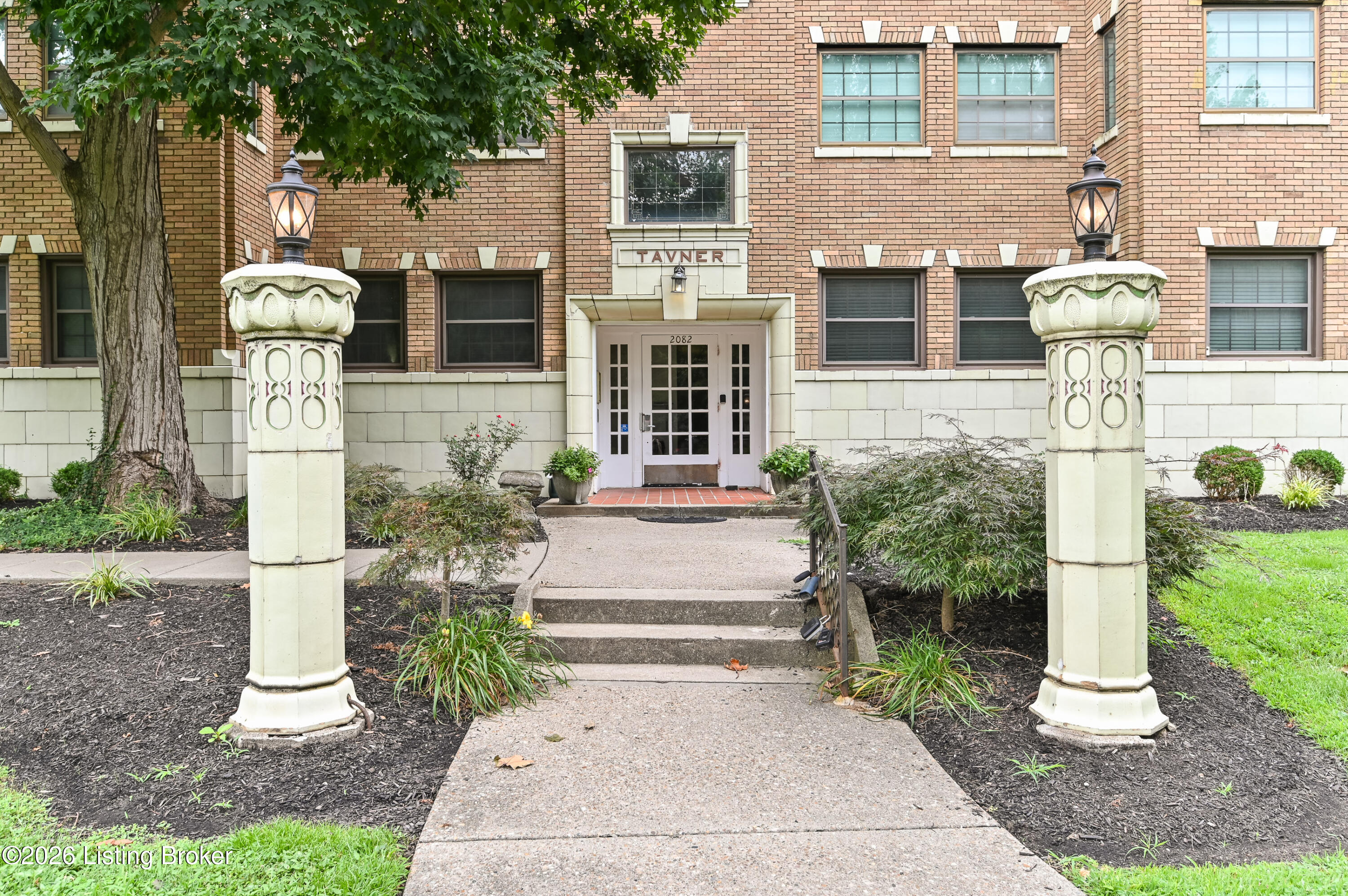 2082 Douglass Blvd Apt 18 Property Photo 2