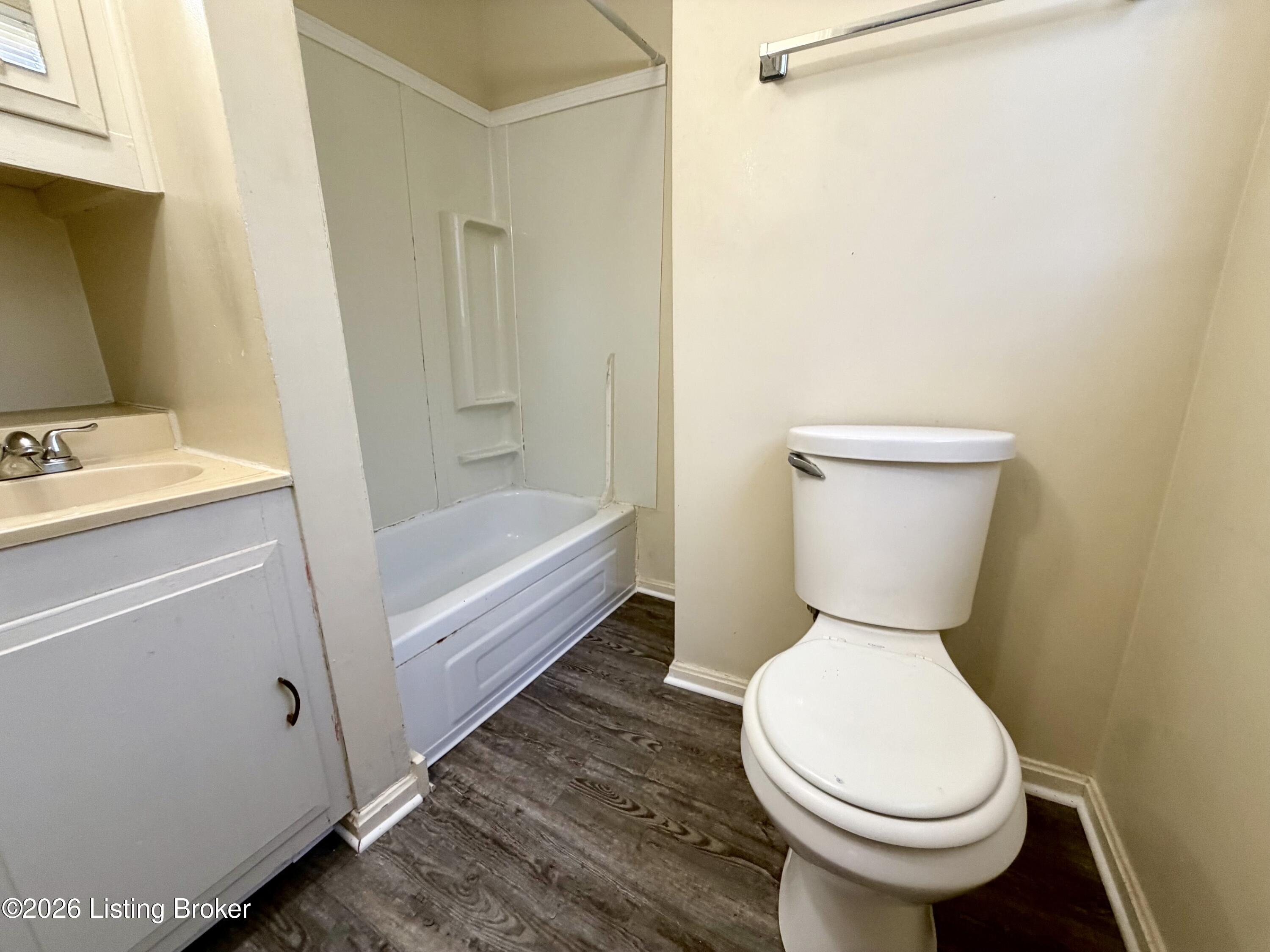 1847 E Oak St 4 Property Photo 4