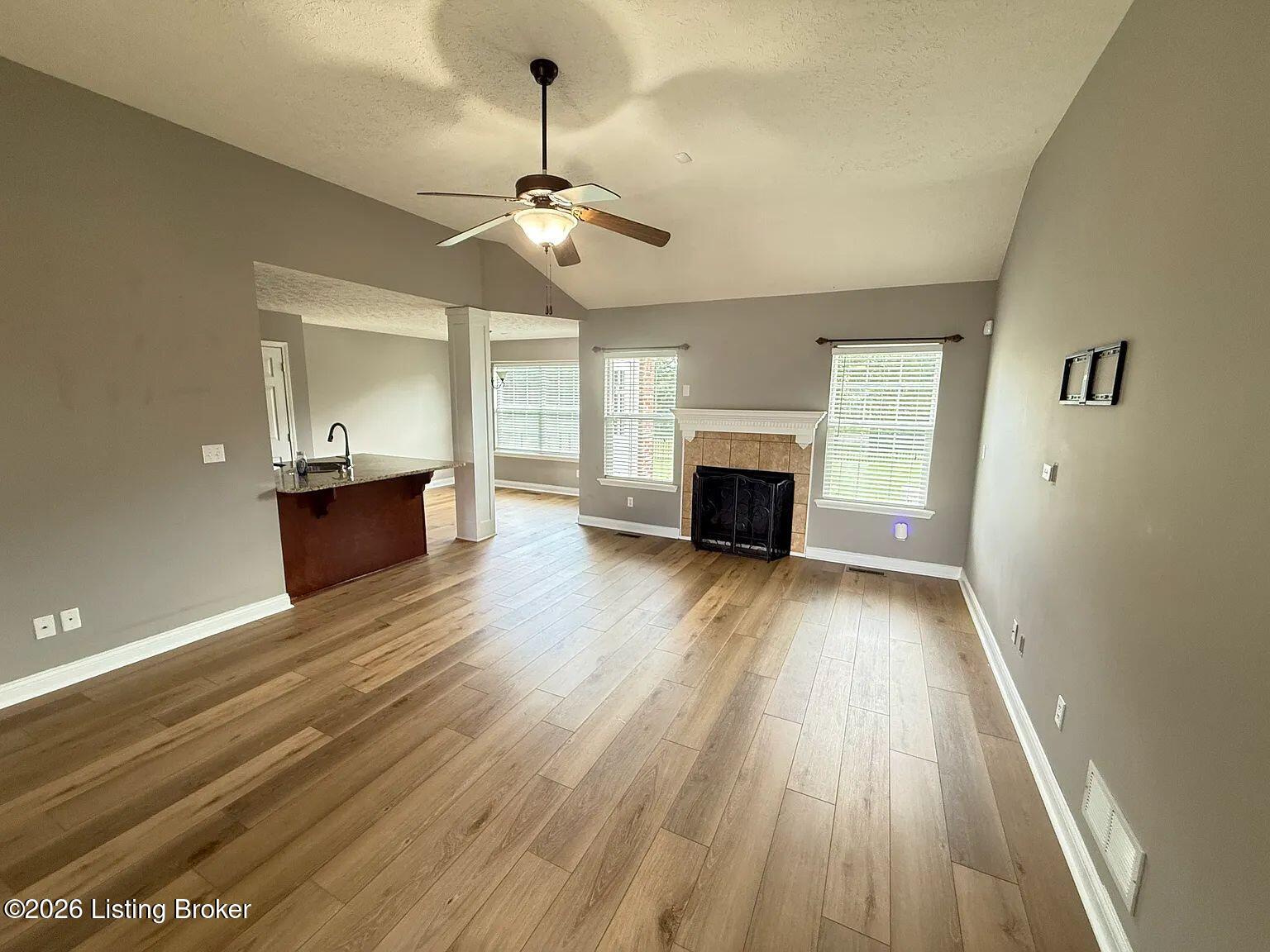 1303 Bostwick Ln Property Photo 4