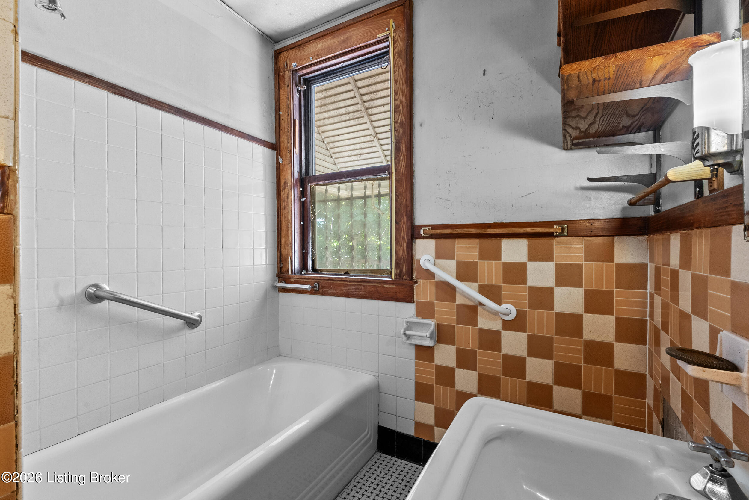 122 N Bayly Ave Property Photo 26