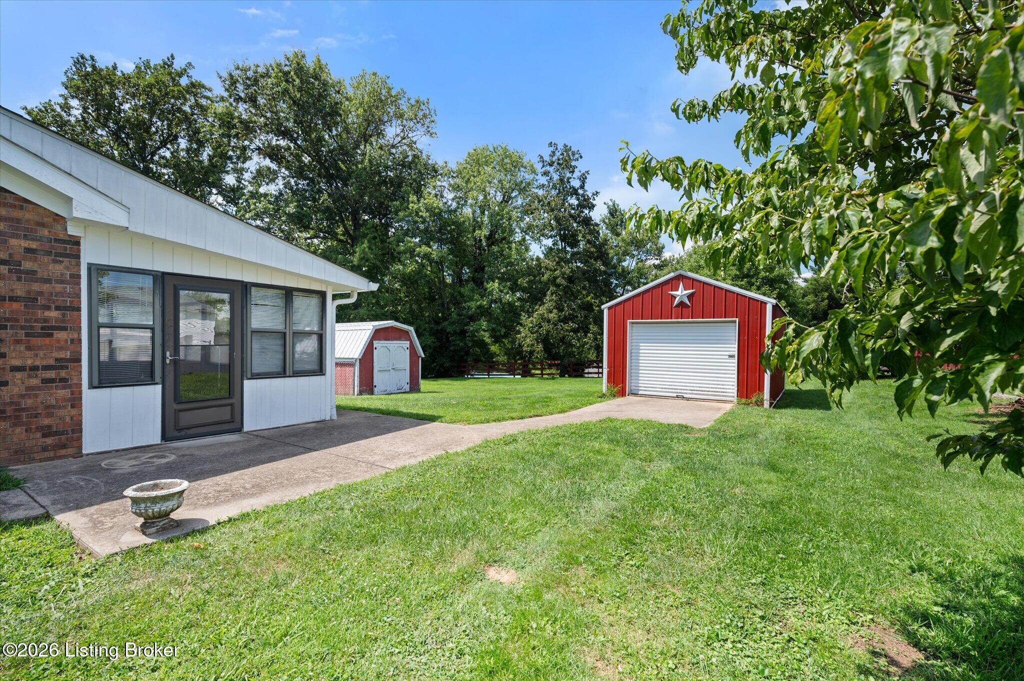 52 College Ct Property Photo 8