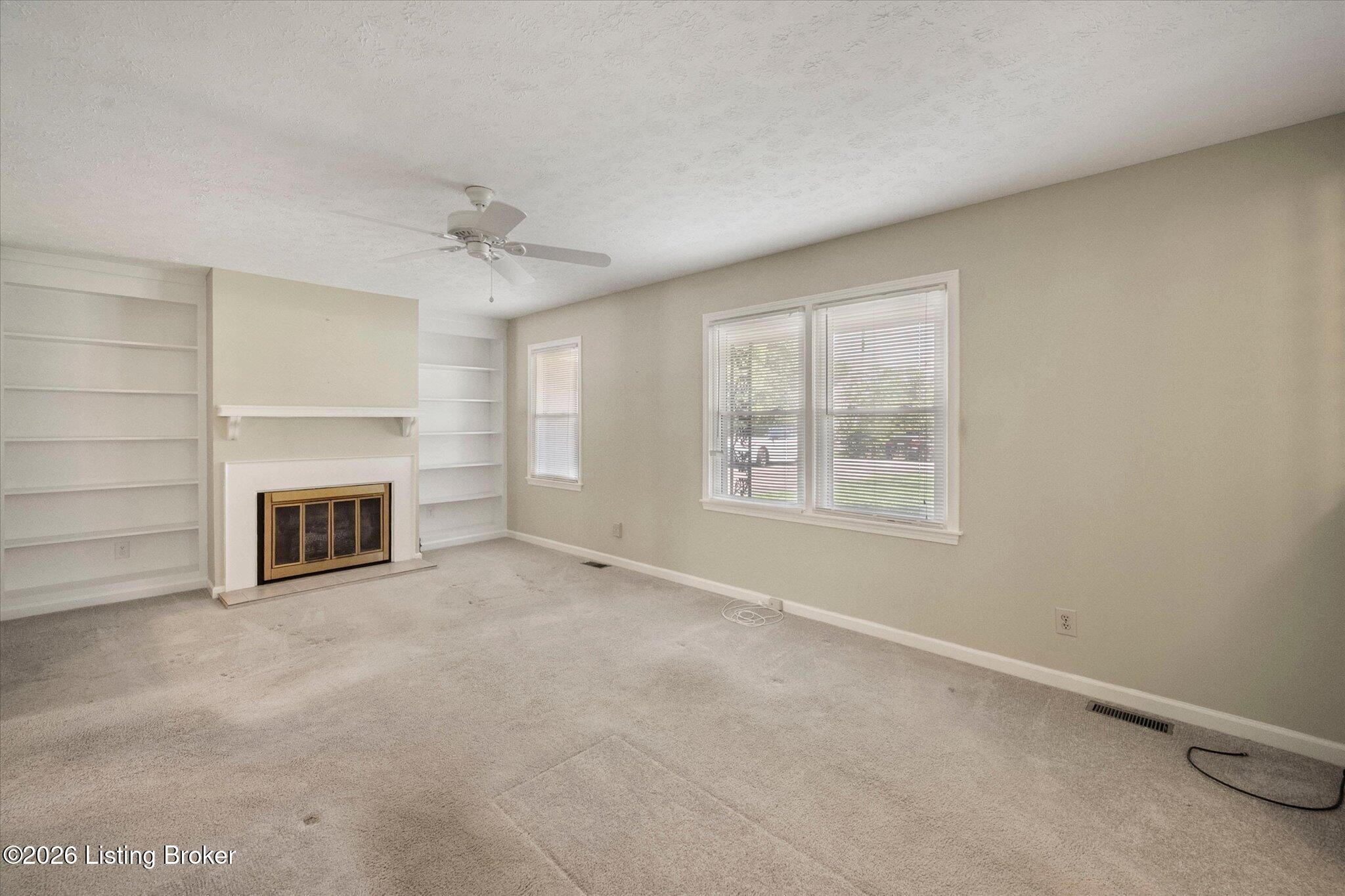 52 College Ct Property Photo 14