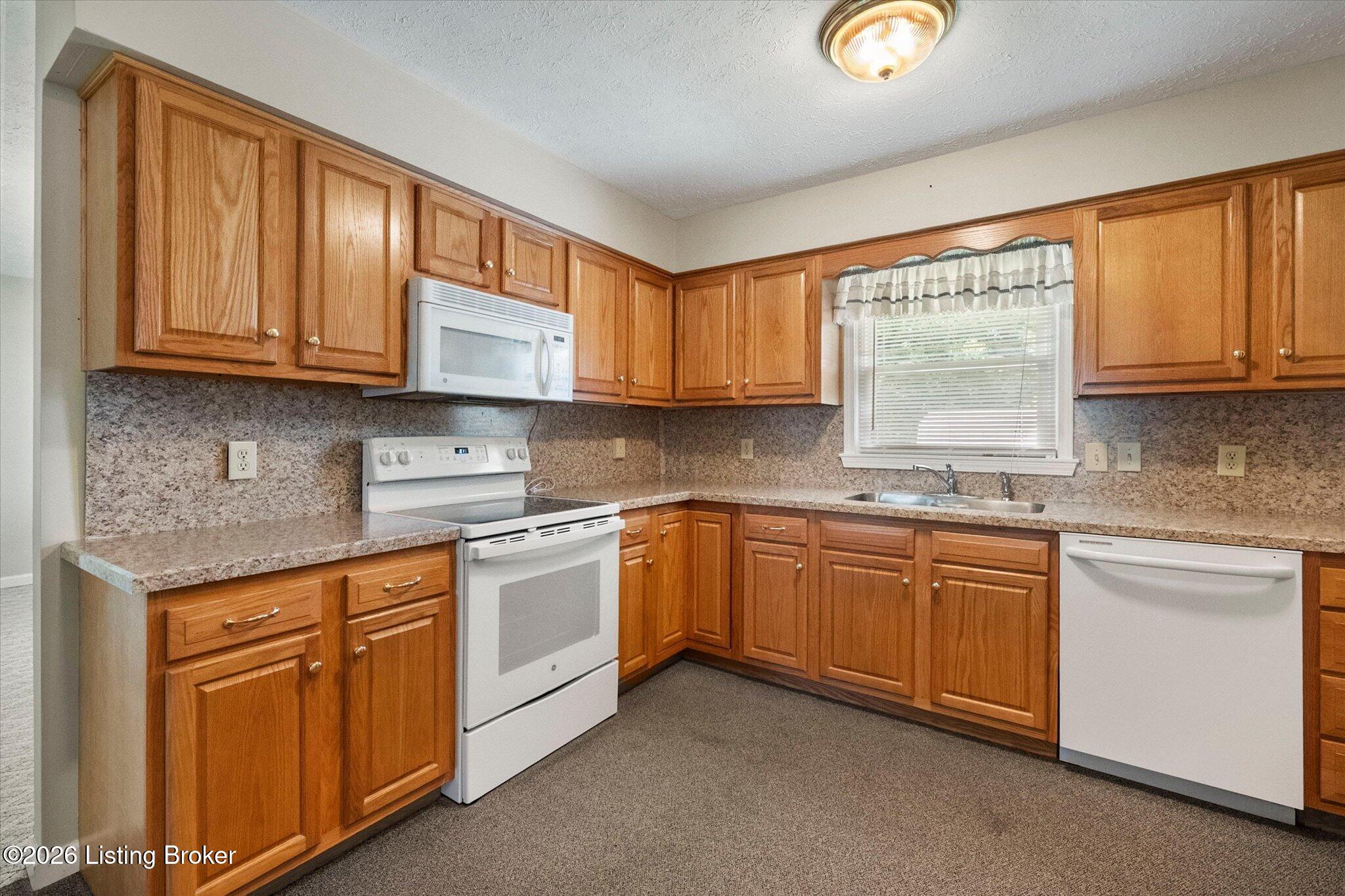 52 College Ct Property Photo 23