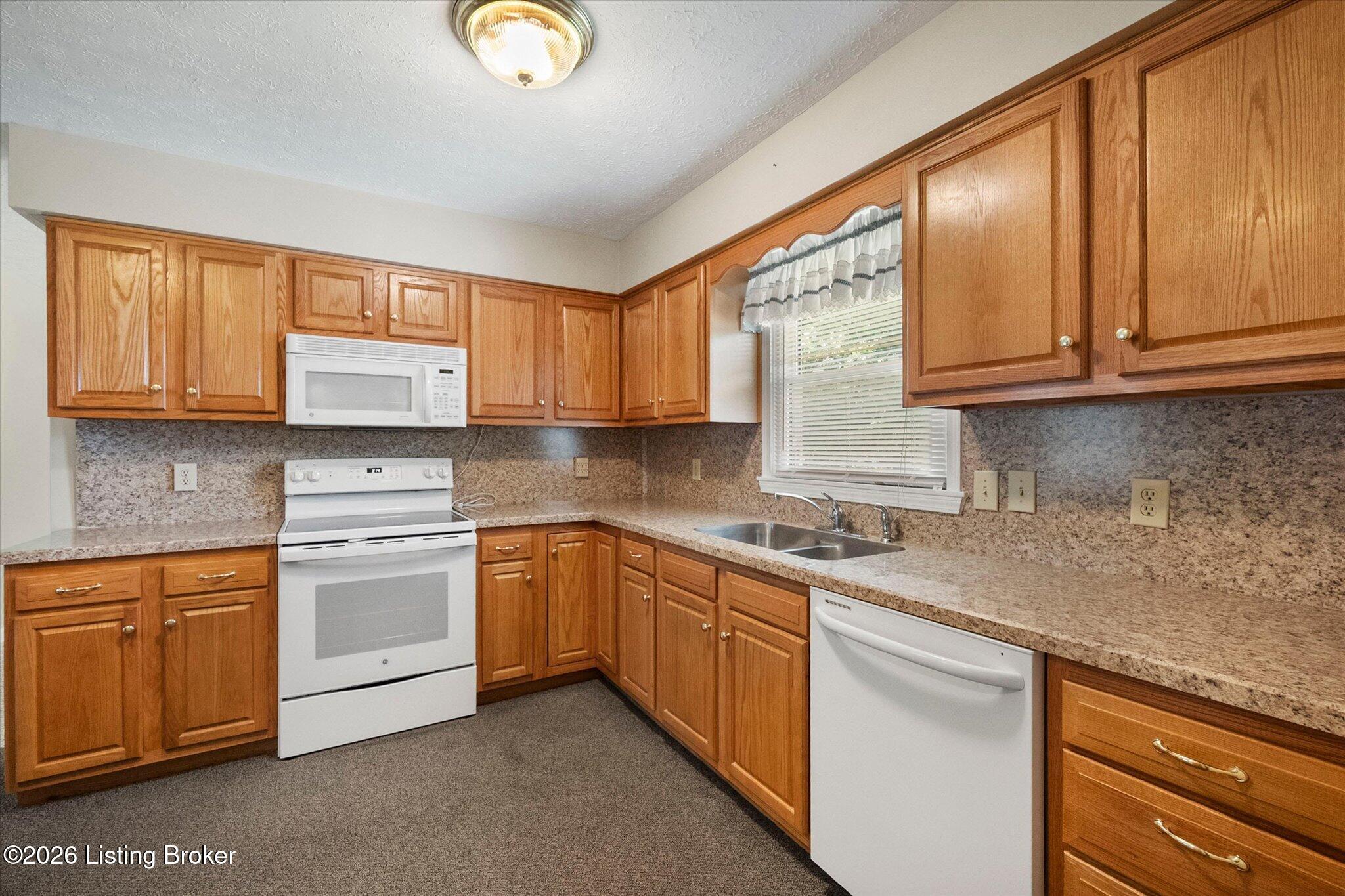 52 College Ct Property Photo 25