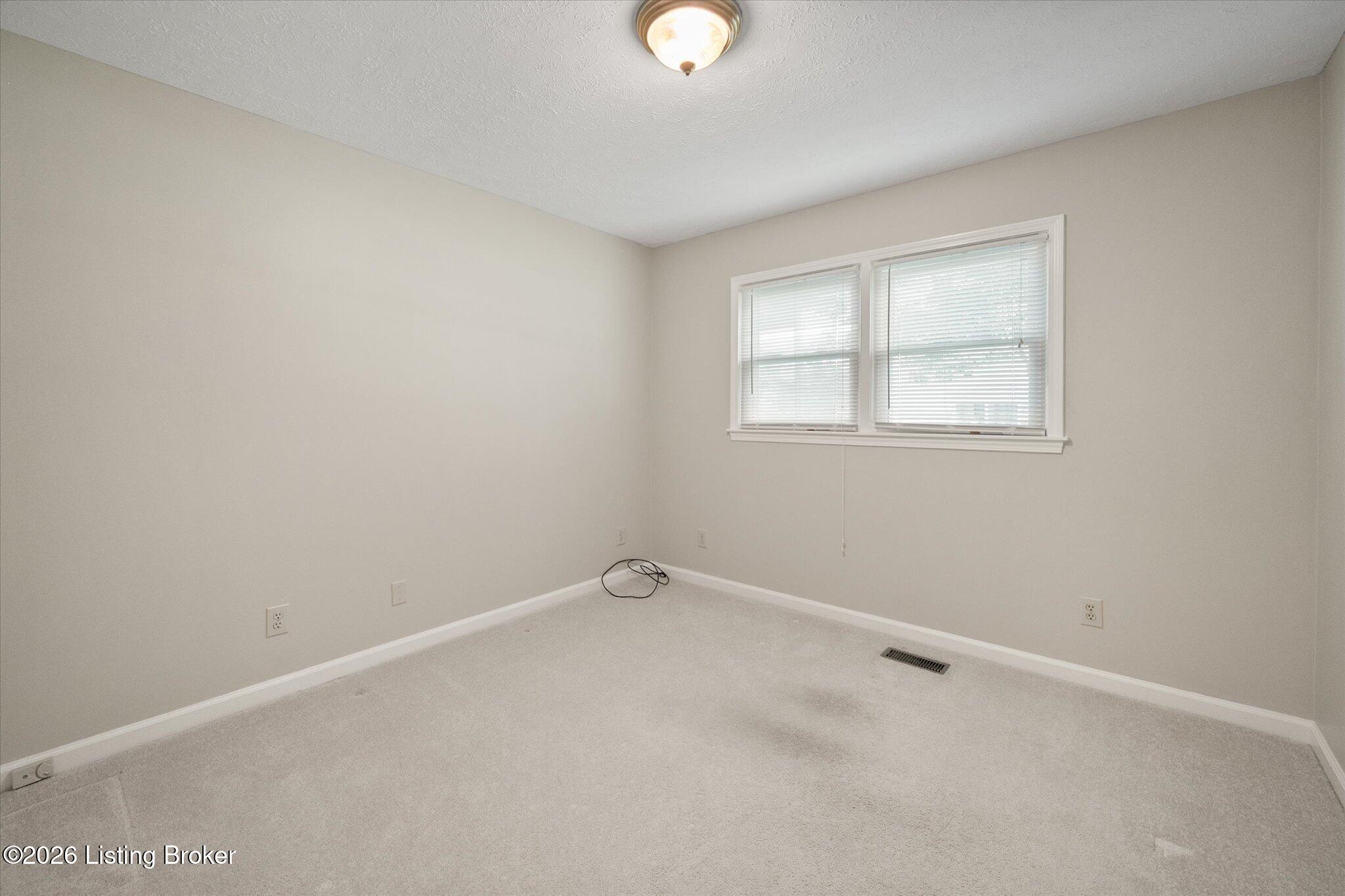 52 College Ct Property Photo 27