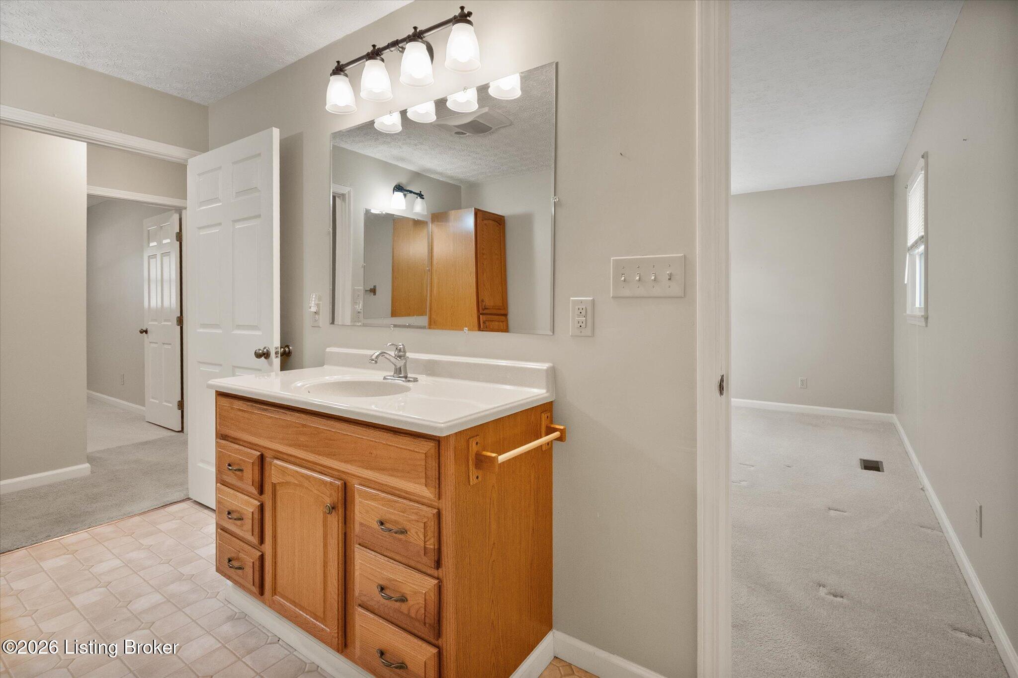 52 College Ct Property Photo 31