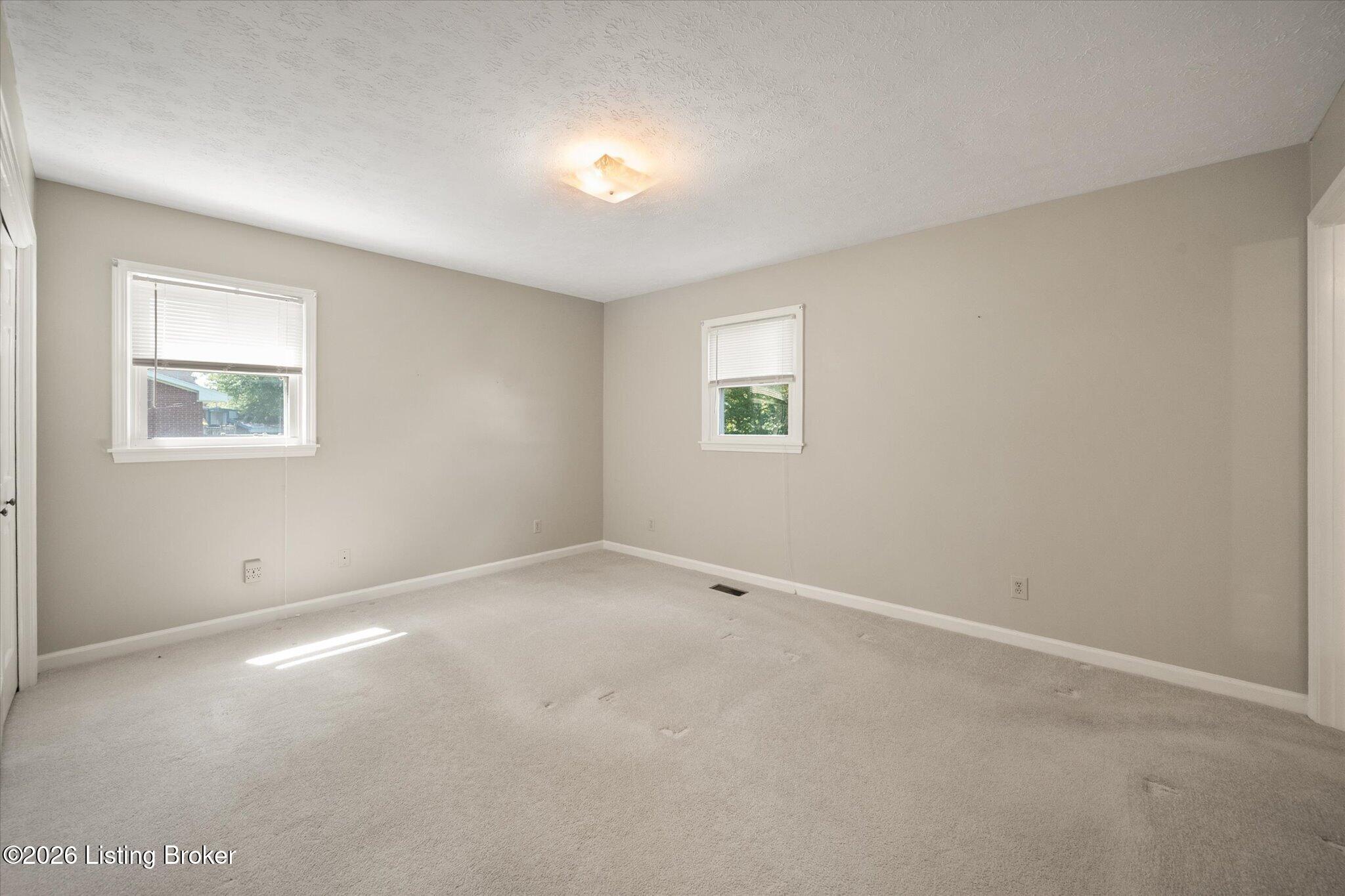 52 College Ct Property Photo 33