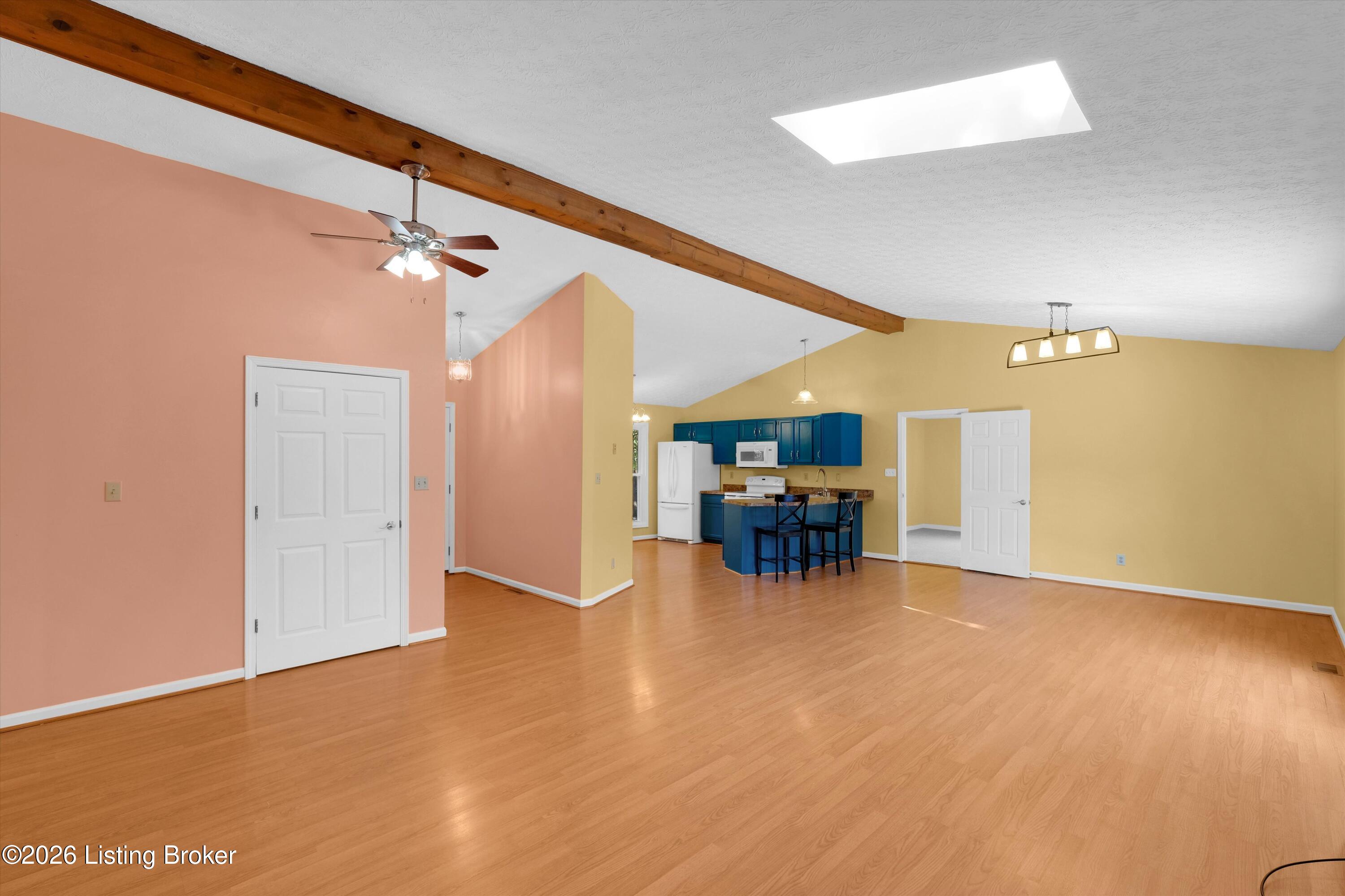 1711 Crestview Dr Property Photo 3