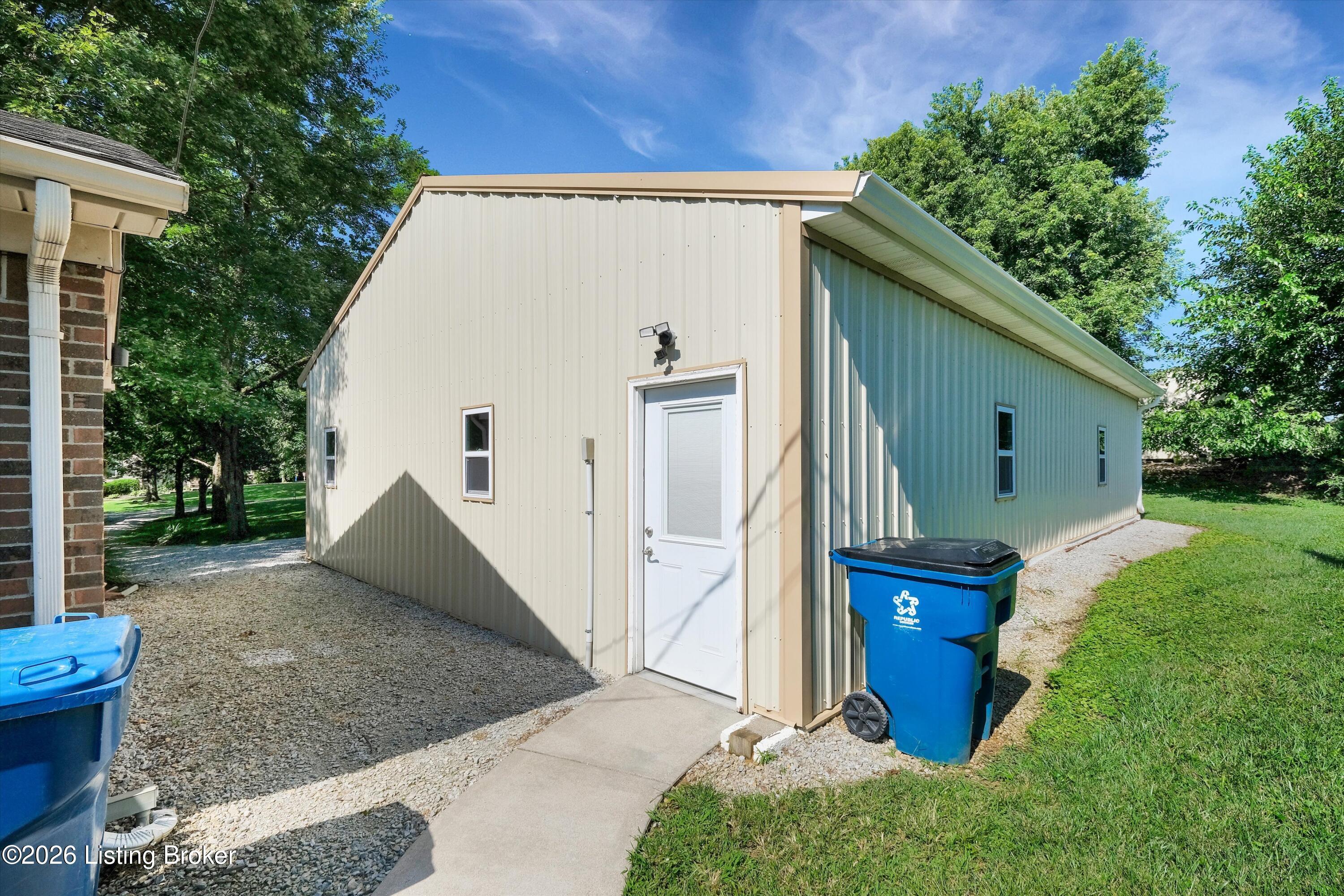 1711 Crestview Dr Property Photo 22