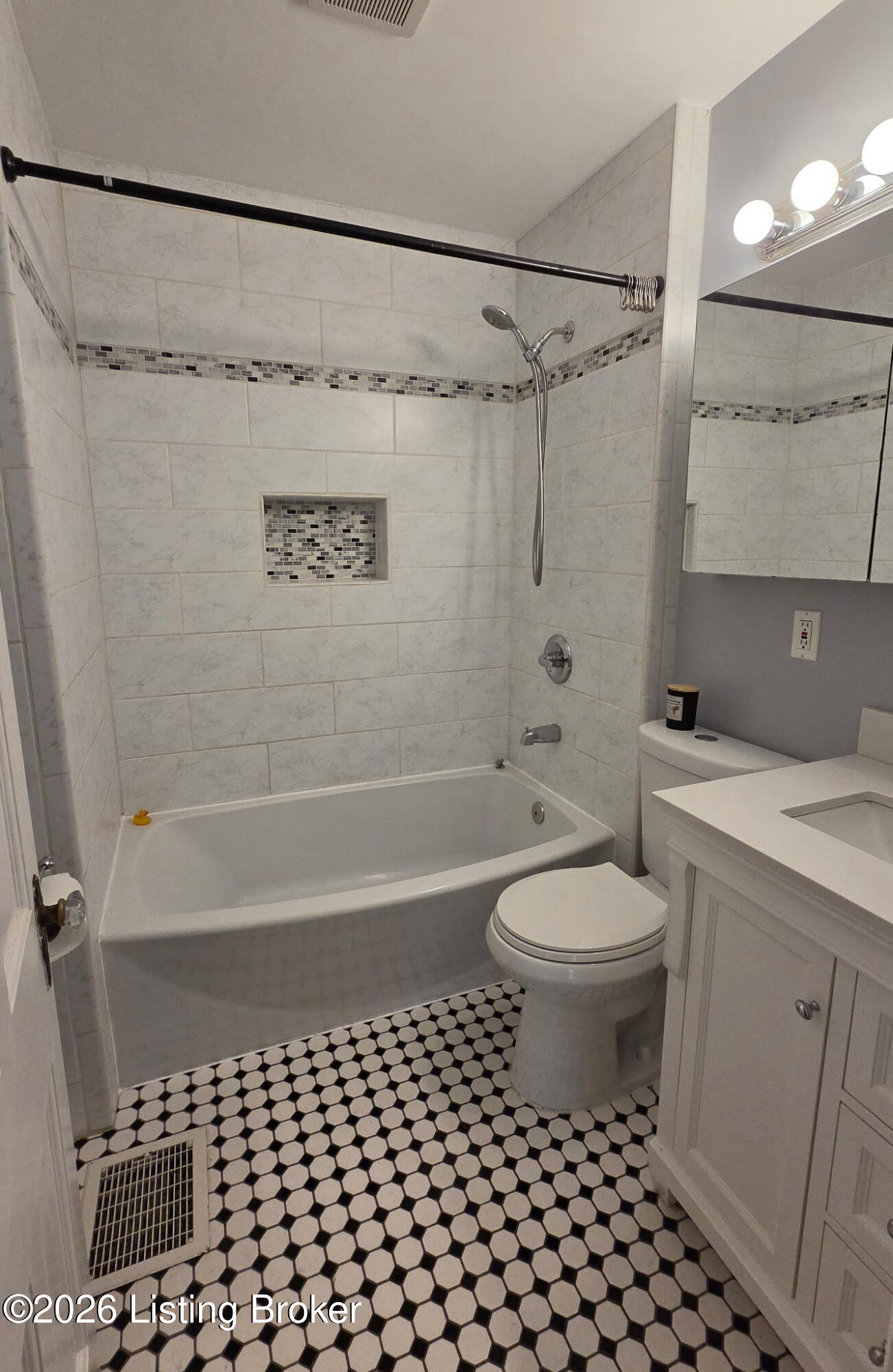 243 Fairfax Ave Property Photo 22
