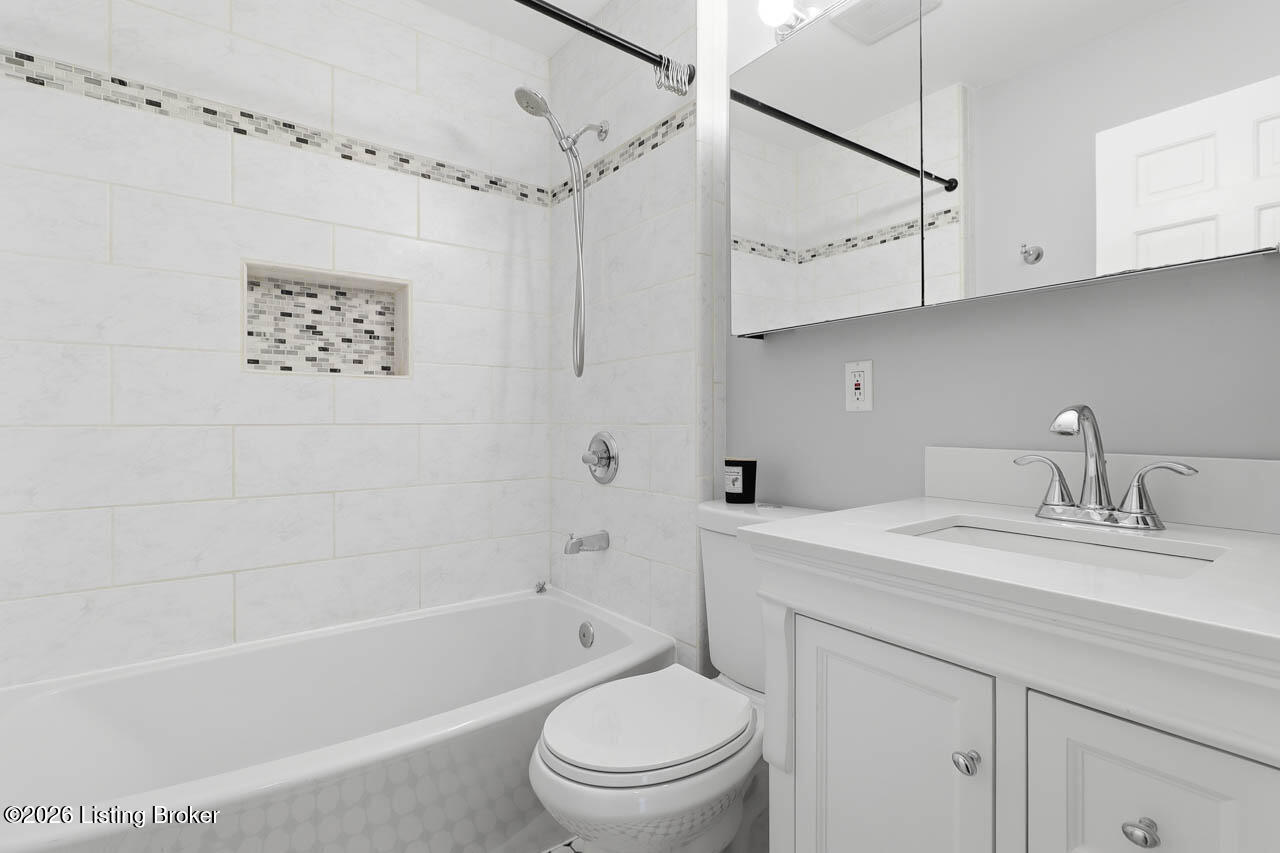 243 Fairfax Ave Property Photo 23