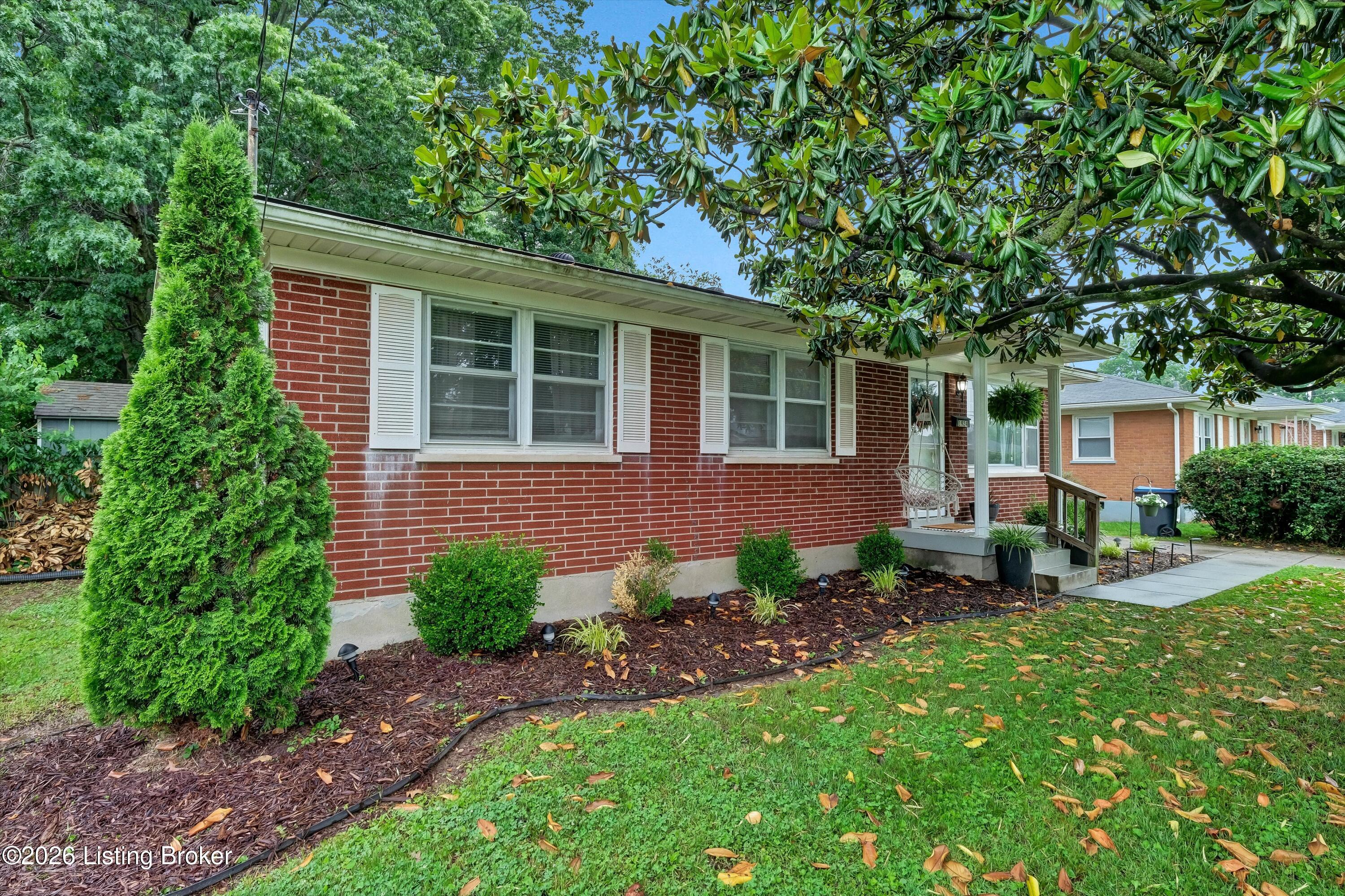 1924 White Oak Ln Property Photo 1